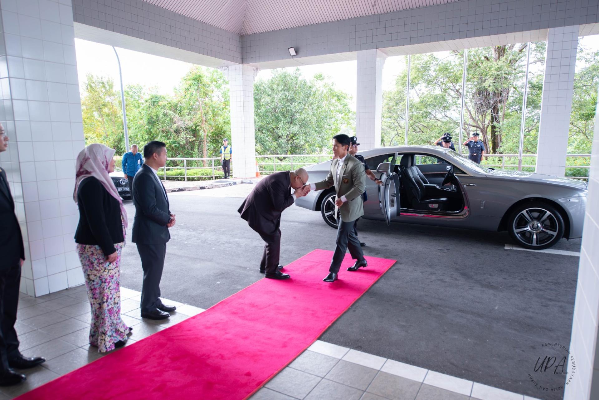 马丁王子抵步时受到文青体育部长拿督纳兹米的热烈迎接