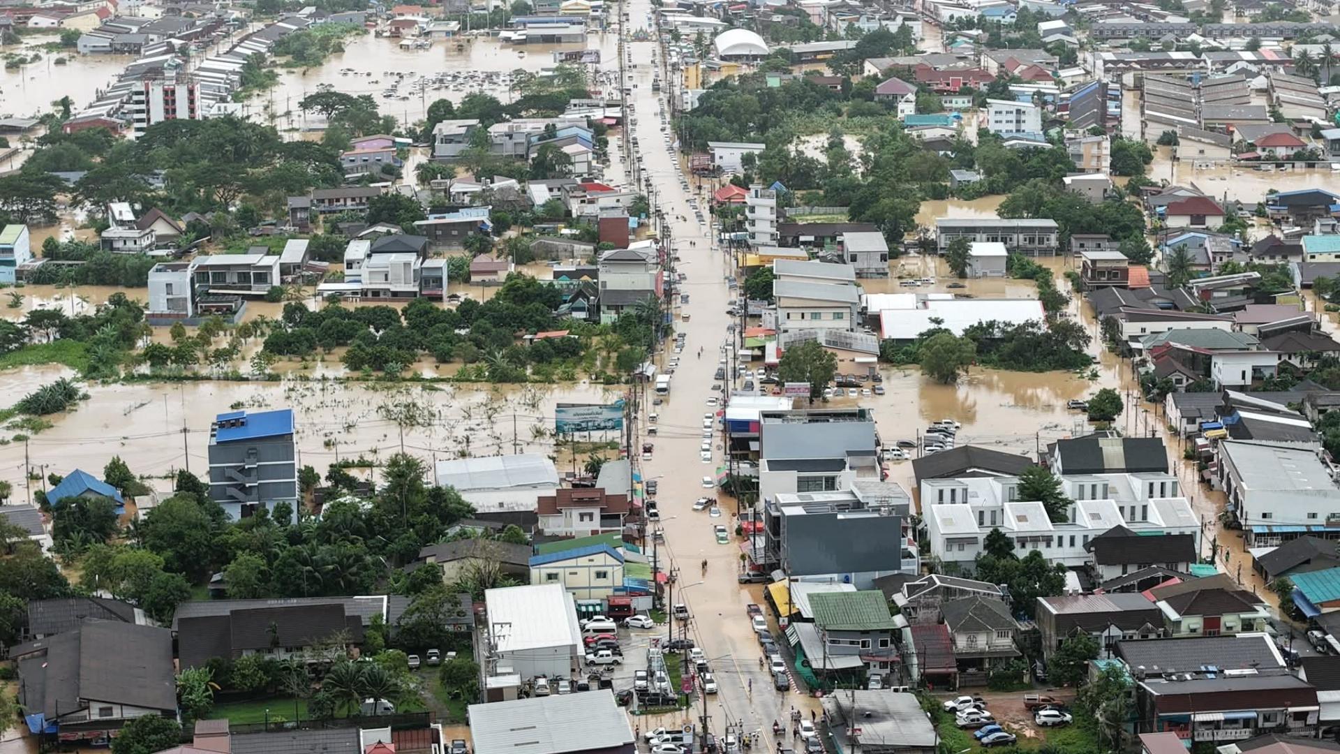 泰国气象局预测，天气仍会急剧恶化，多地预计出现豪雨，持续影响泰南下半部及邻国马来西亚。