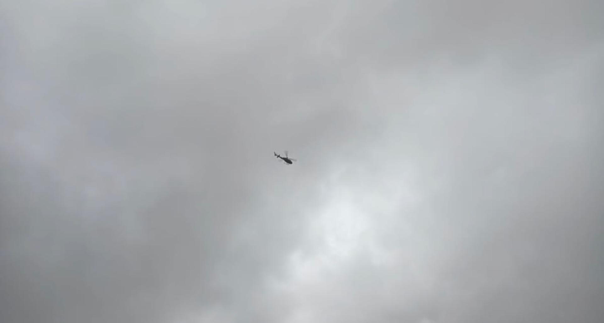 直升机在上空飞过时，受困者往上空吶喊求救。