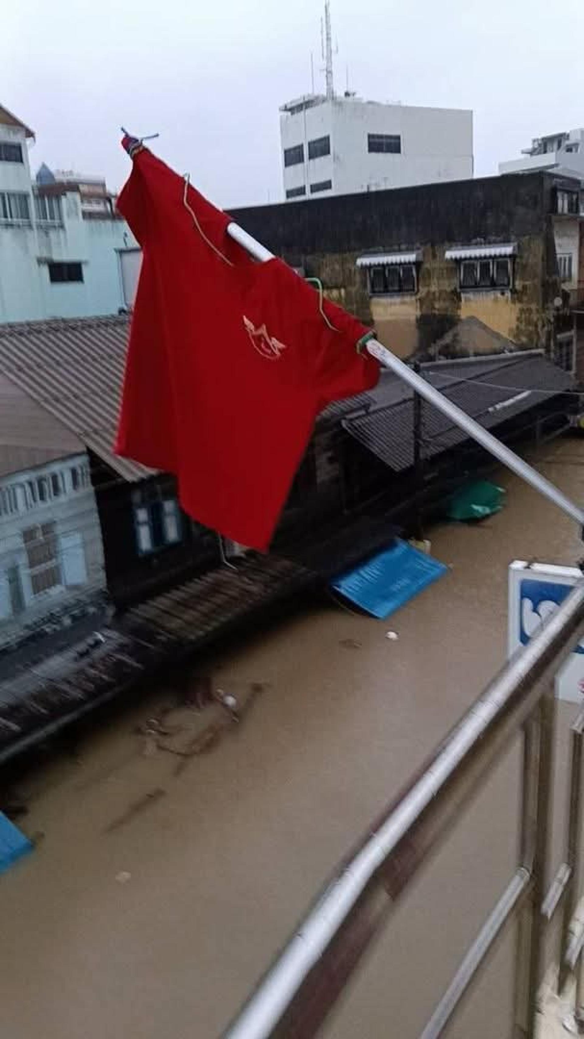 有网民号召受困者挂起“红旗”或“白旗”，方便救援队伍发现而前往施救。