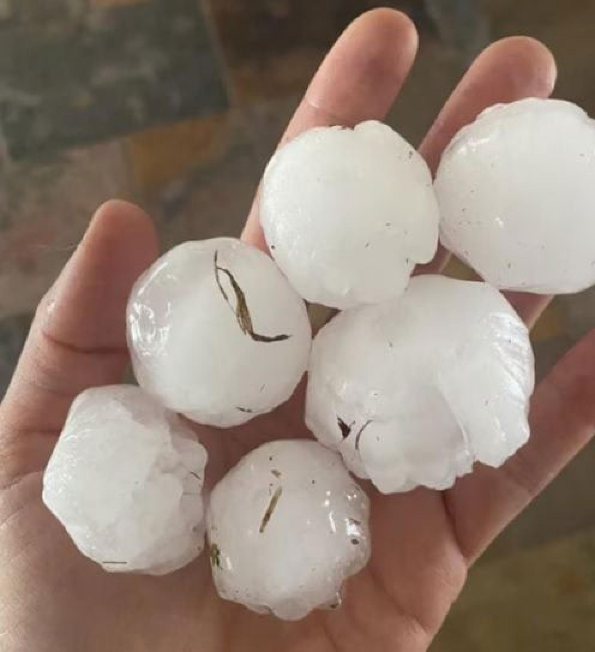 布里斯班降冰雹。