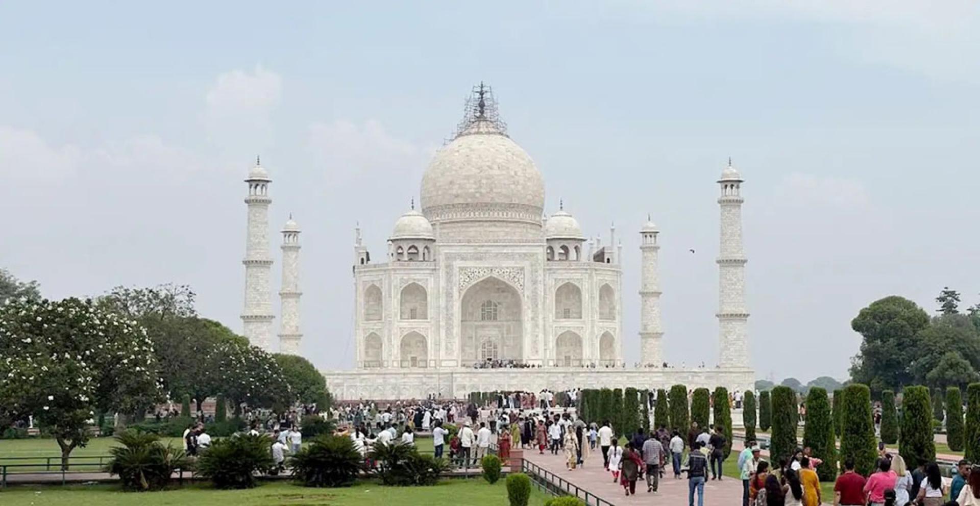 印度旅游景点之一泰姬玛哈陵游客如织。