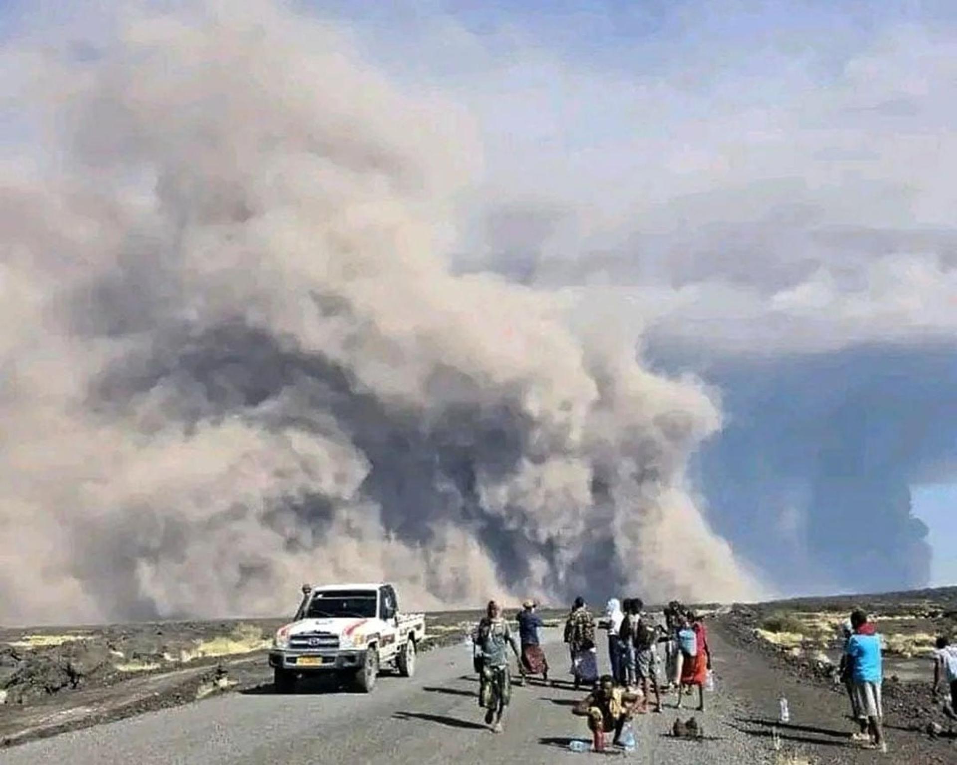 海利古比火山喷发，火山灰长时间笼罩天空。