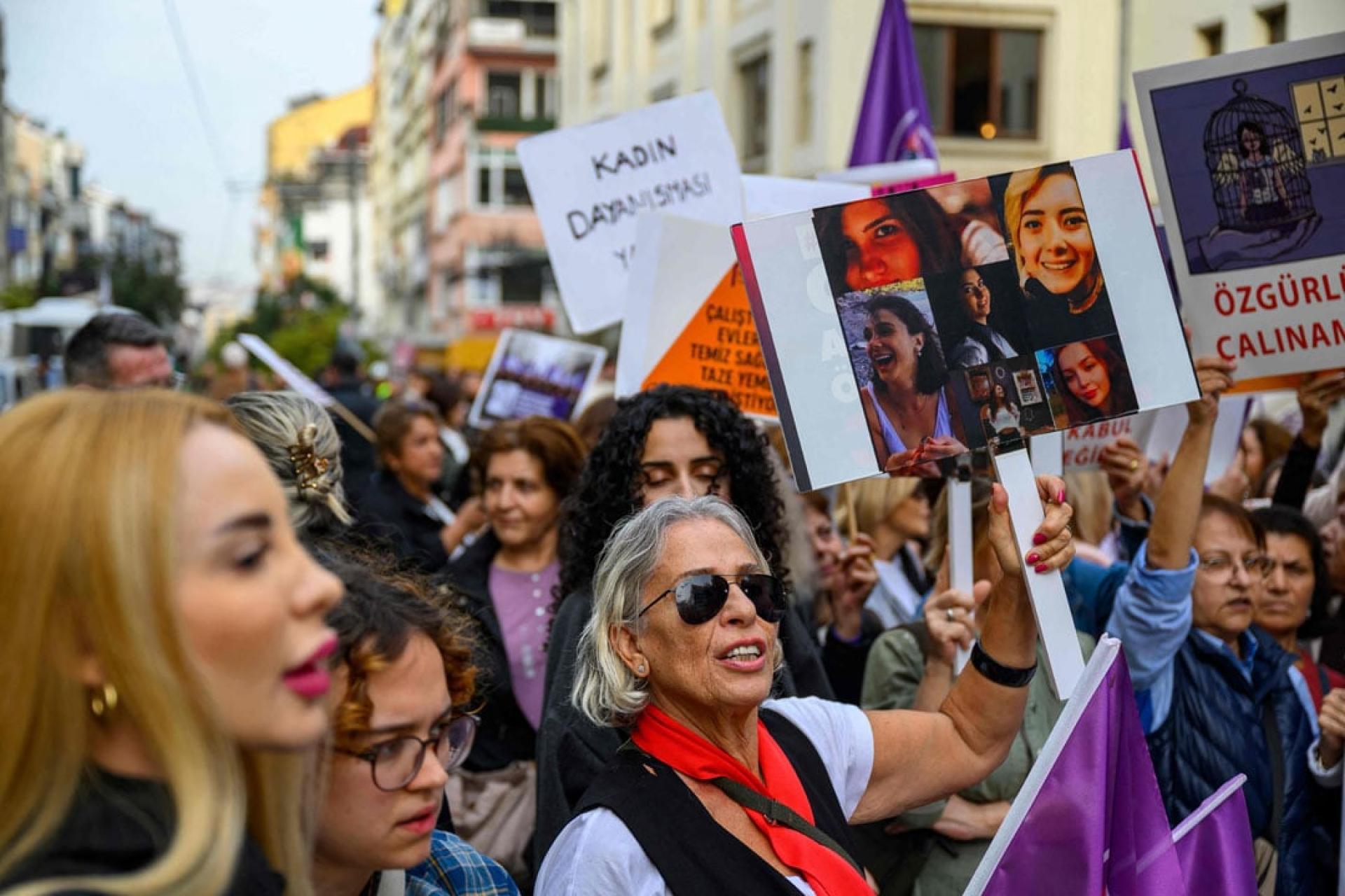 在“国际消除对女性暴力日”前夕，土耳其伊斯坦布尔街头23日聚集大批示威者，高举标语并呼喊口号，抗议针对女性的暴力行为。