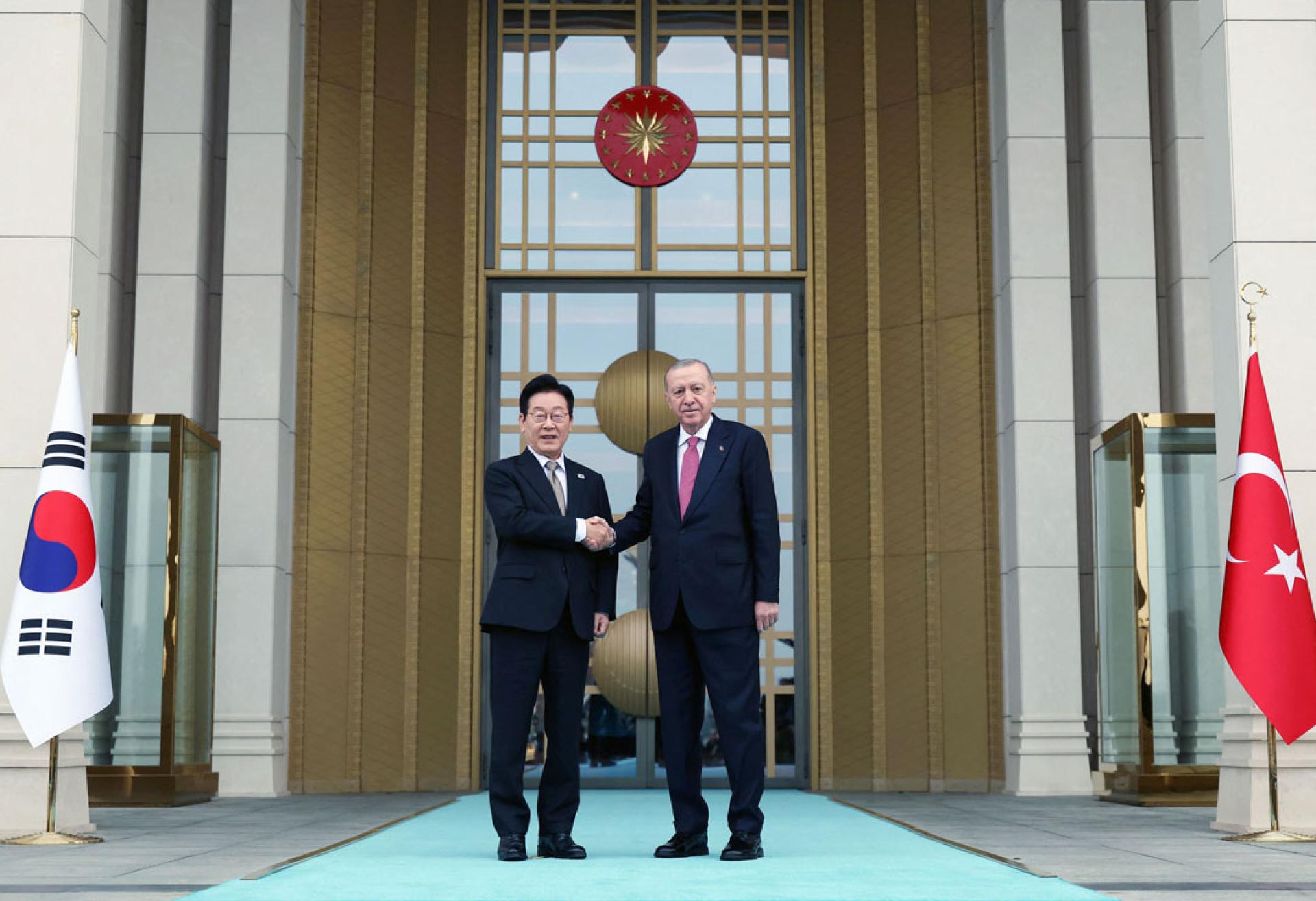 土耳其总统埃尔多安（右）欢迎李在明对土耳其访问。