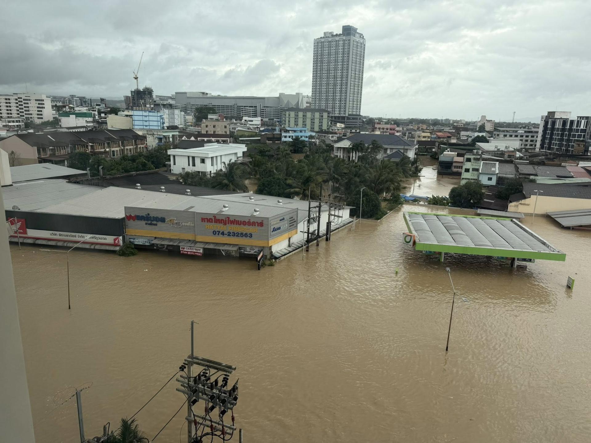社交媒体流传照片，此次合艾灾情严重，许多建筑物1楼几乎被淹没。