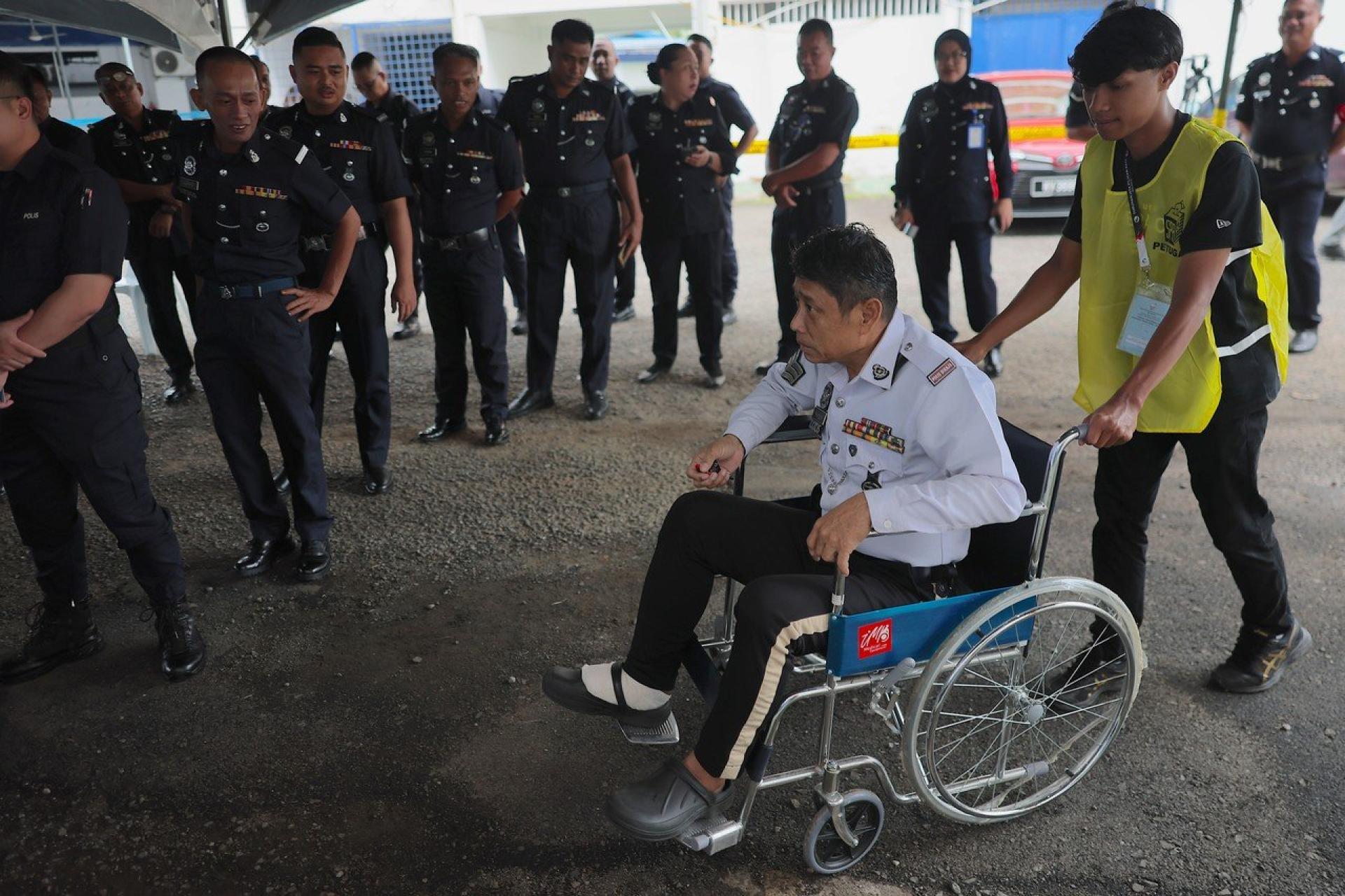 斗湖警区总部的提前投票中心，警员踊跃履行公民义务。