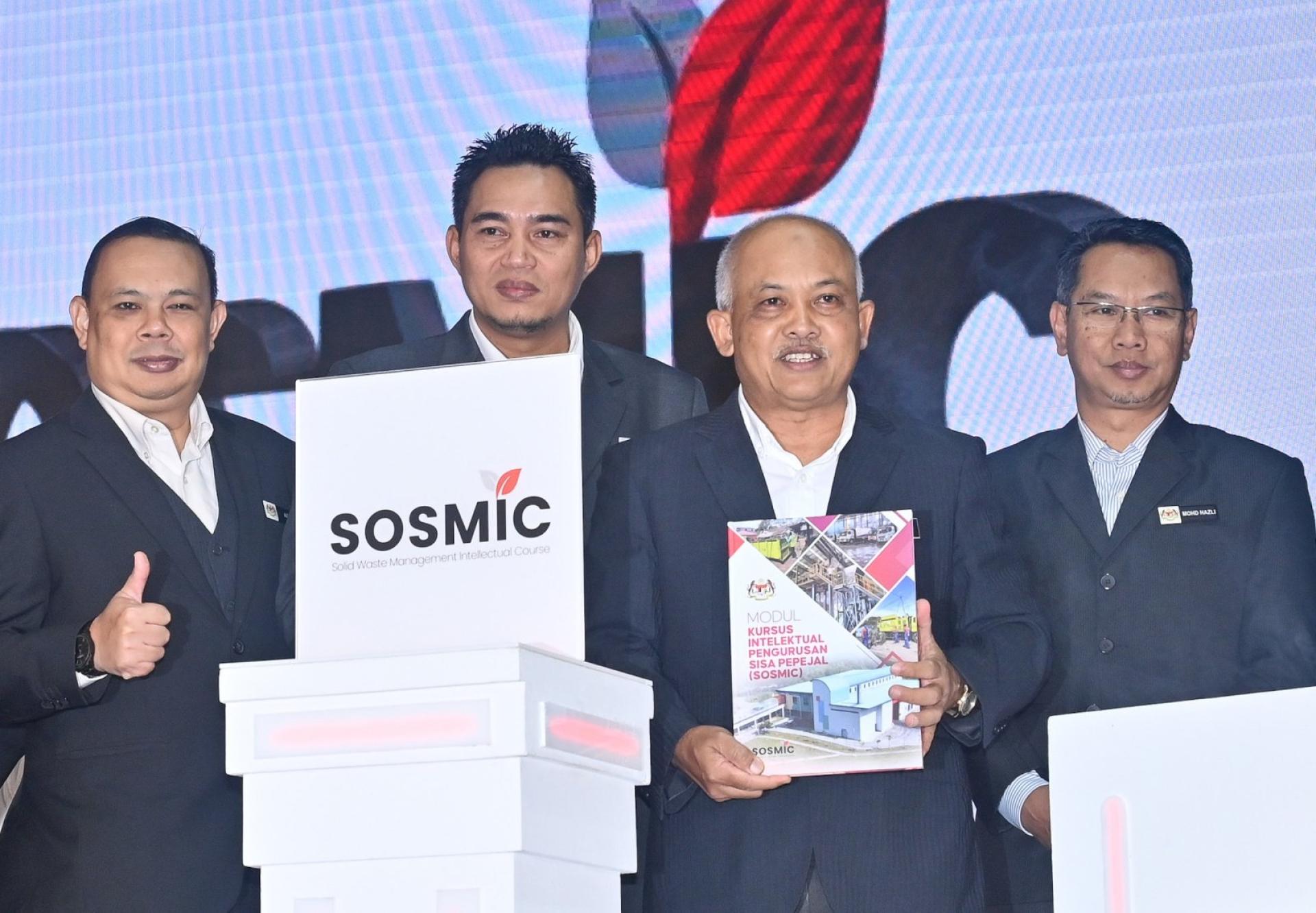 阿迪尔（左起）、莫哈末阿兹哈、诺阿兹曼及莫哈末哈兹里，一同主持”固体废料精明管理课程”推介礼。