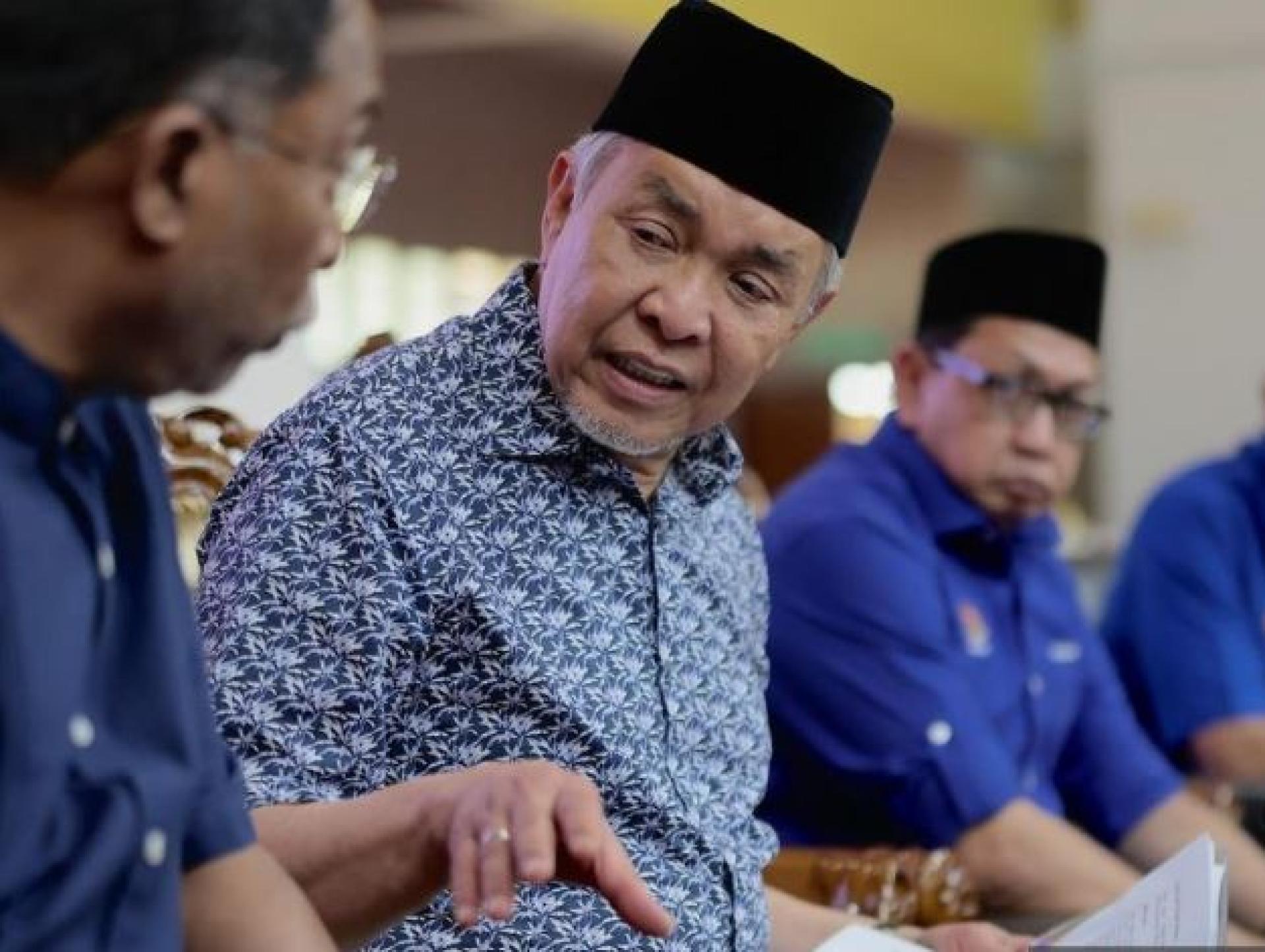 阿末扎希在斗湖体育中心出席乡区关爱活动。