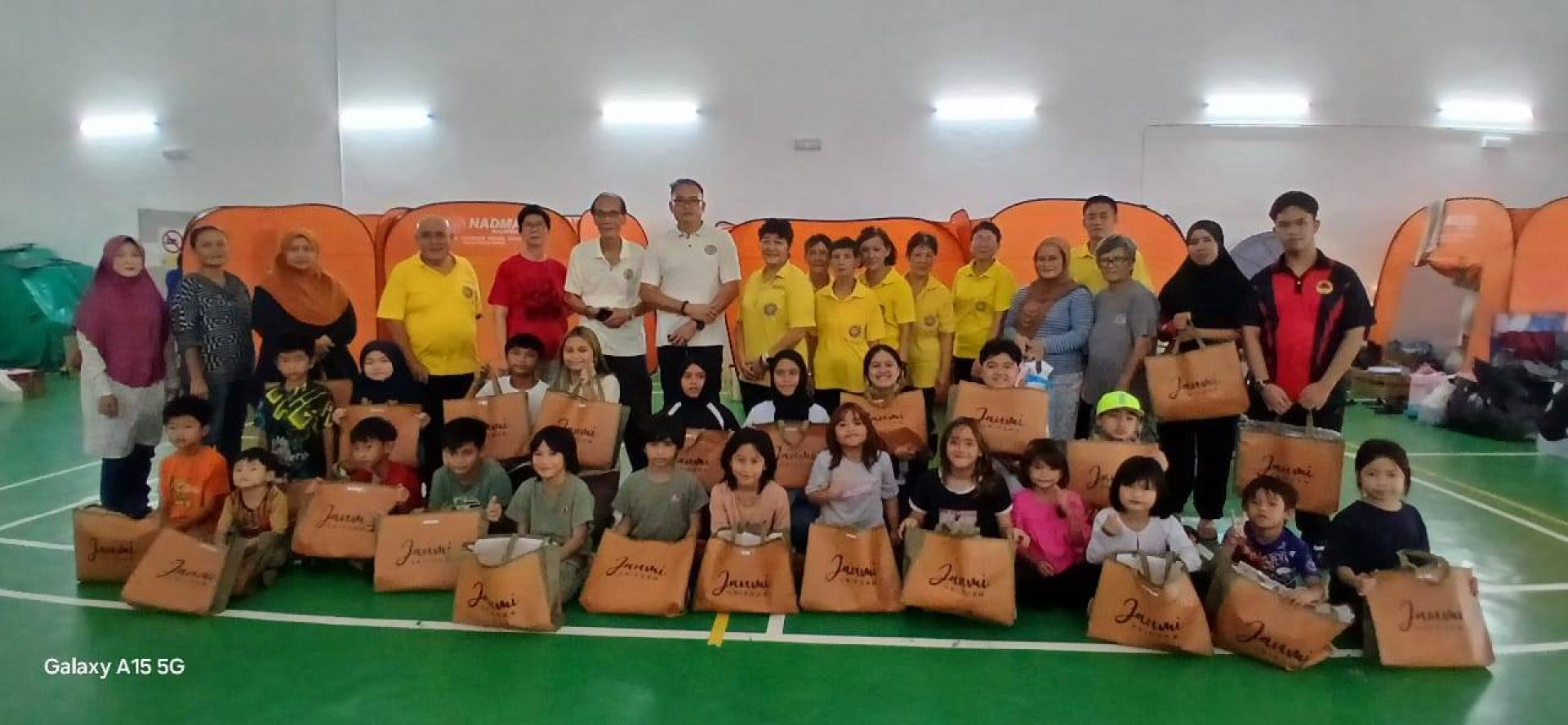 照片站立者，左起第6位：林长黄新仁居士。左起第7位：署理林长陈荣华居士。左起第8位：福利组主任容瑞华居士。