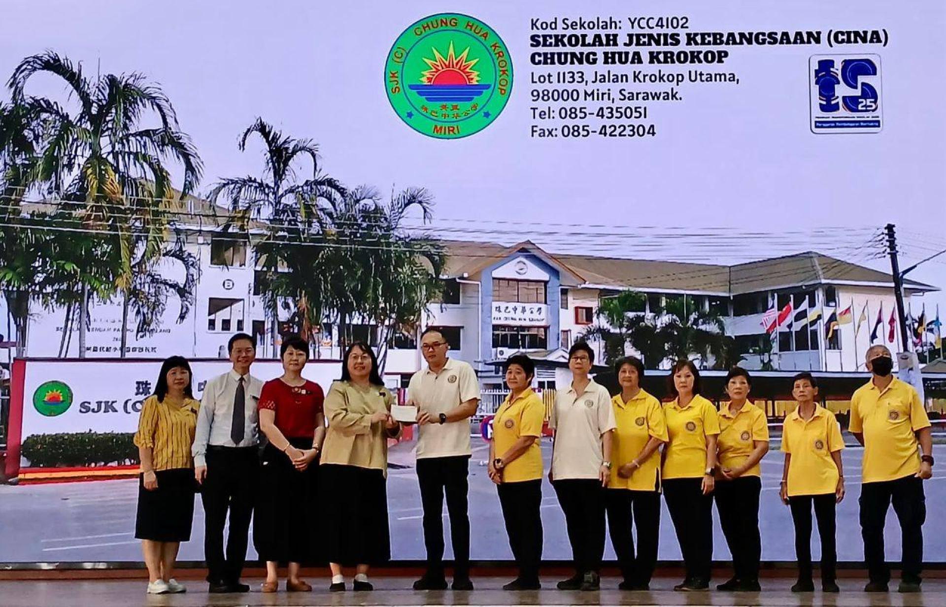 珠巴小学：照片站立者，左起第4位：郑鉥沄校长。左起第5位：理林长陈荣华居士。左起第6位：福利组主任容瑞华居士与组员们合影。