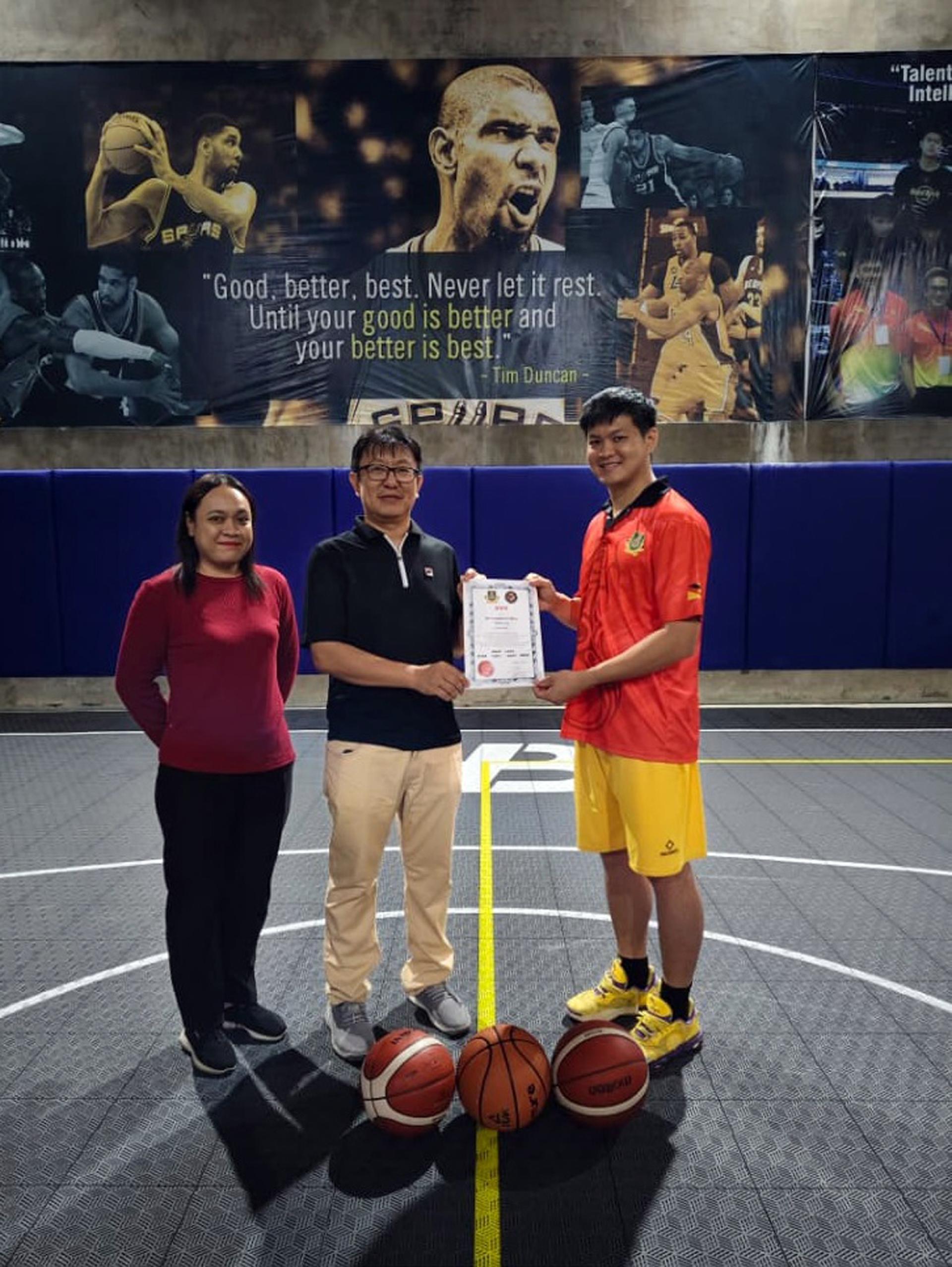 林咸俊教练（右1）代表廉律中学和篮球校队赠送感谢状予MYY Community Mall的负责人郭溢恩先生（左2）.