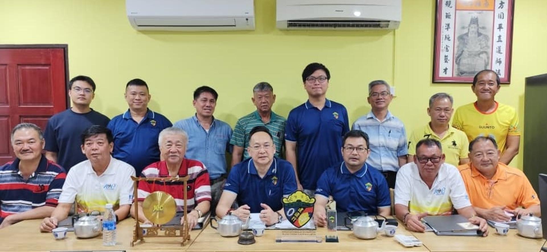 雪隆建造行理事会会议后合影,。前排左起为蔡汉龙、陈延新、陈铨隆、拿督黎永威、李伟铭、刘财兴及郑成功。