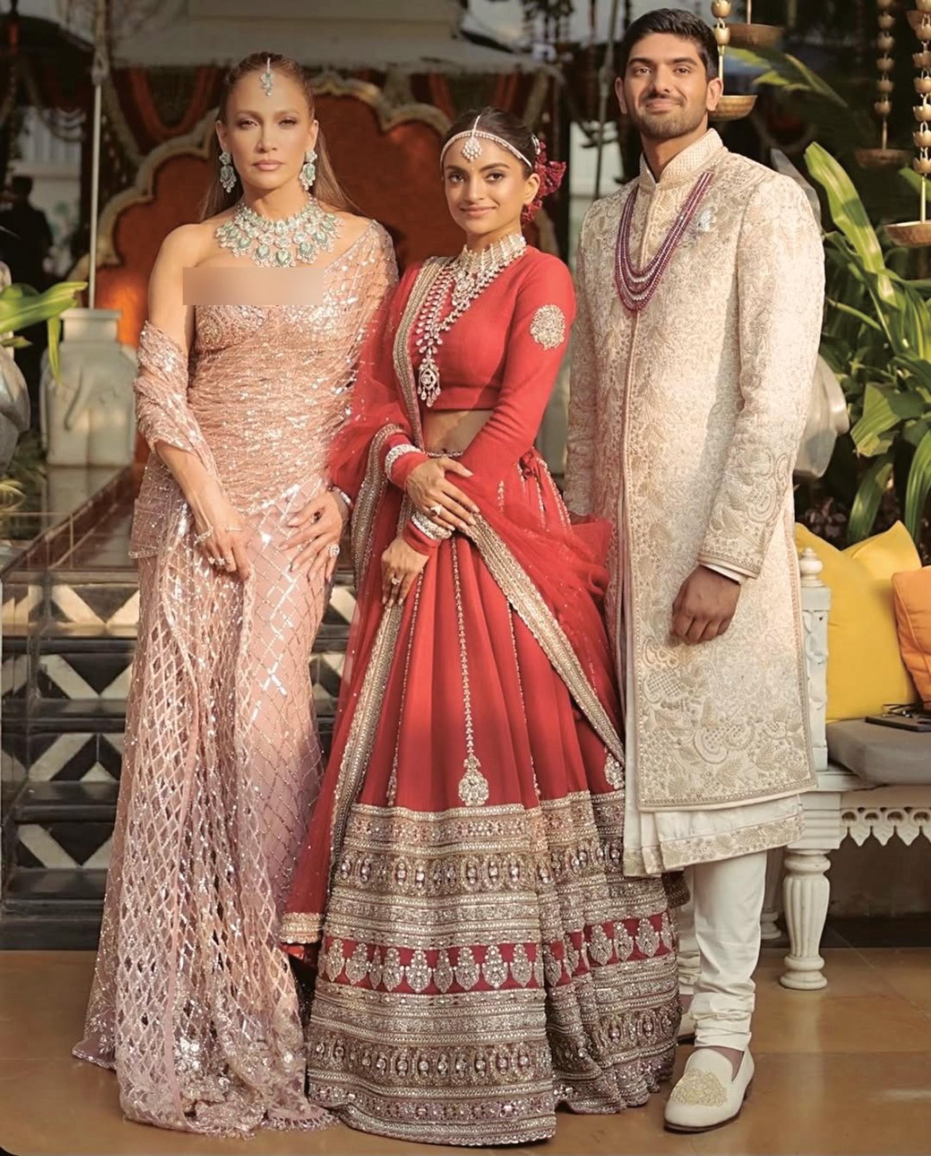 珍妮花洛佩丝（左）担任印度奢华婚宴的歌手，开心和新人合影。