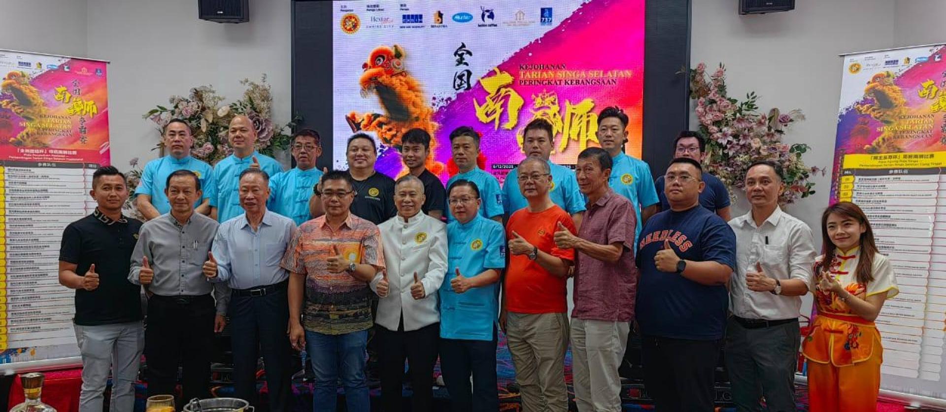 抽签仪式当天，嘉宾与筹委会成员合影留念。前排左起为赞助商代表邱农佃、顾问陈锦春、尤坤兴、蔡振文、尤观成；前排右起为副秘书王欣平、总秘书阙菘辉、技术副总监翁璟顺、刘丰顺、顾问孙头程及李国涛。后排左起为邬忝佑、许国新、樊育强、关伟雄、余伟鸣、叶德顺、许伟霖、朱治玮及邓利雄。