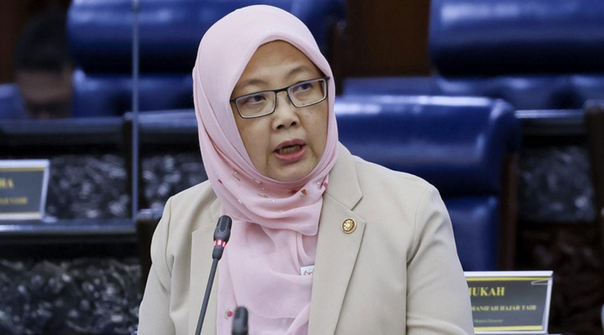 扎丽哈：直到今年10月，根据内政部资料，当局共调查了17起涉及国旗的违法案件。