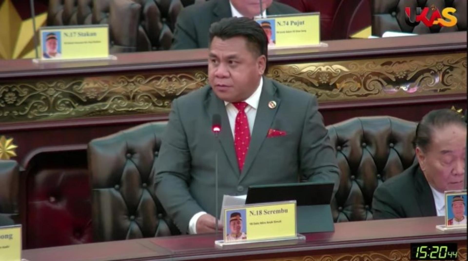 拿督米罗西穆昨日在第19届砂拉越州议会会议上，就《2025年可持续资源与废物管理法案》展开辩论。