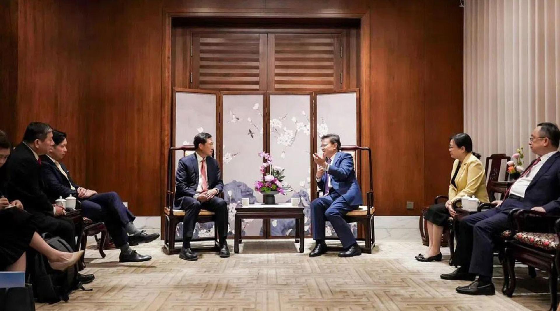 新加坡社会政策统筹部长兼卫生部长王乙康（左三）25日在广州与广东省长孟凡利（右三）会面。