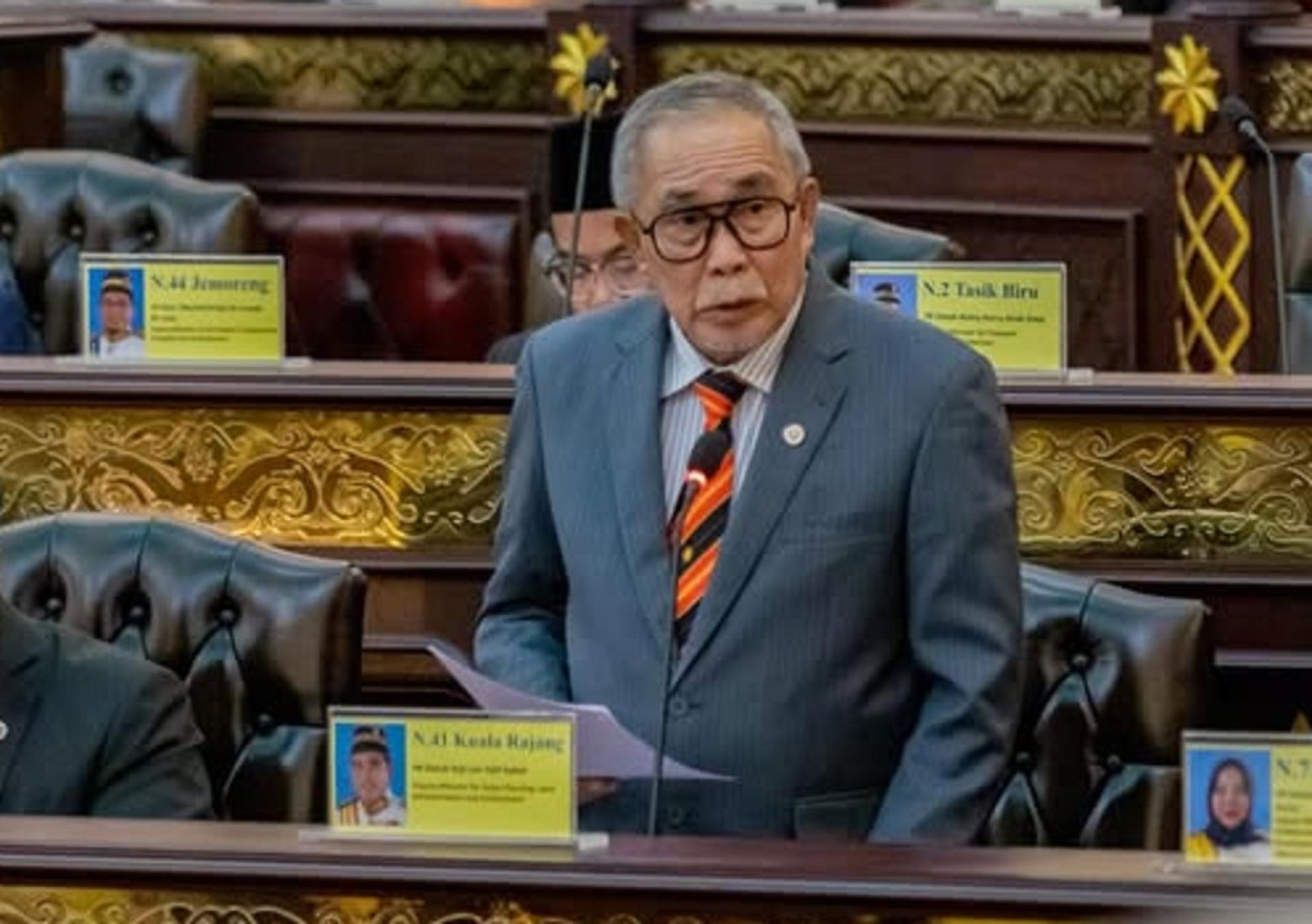 拿督连达立正在议会中回答相关提问。