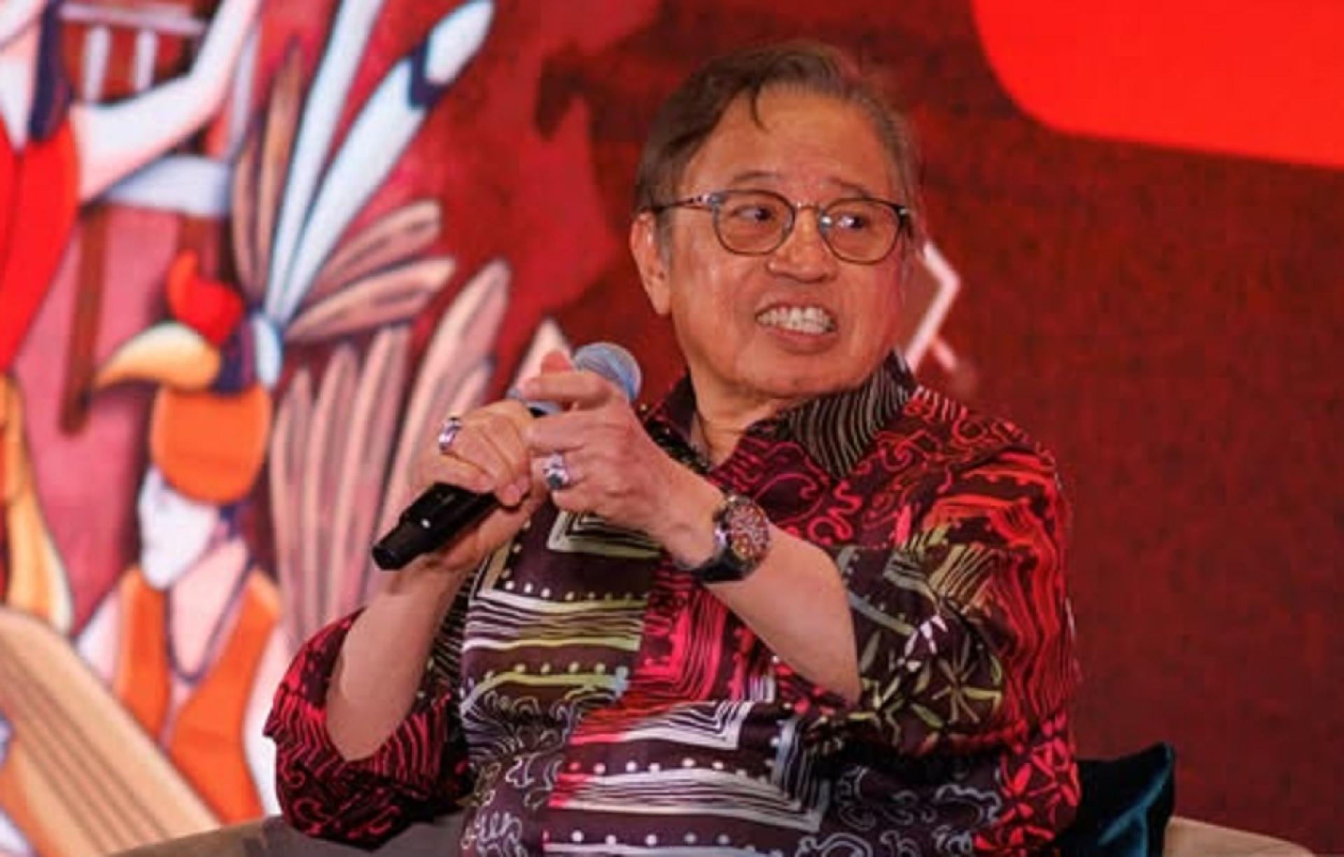 砂总理阿邦佐哈里在“砂拉越明日女性 2025”领导力晚宴对话环节中发表讲话。