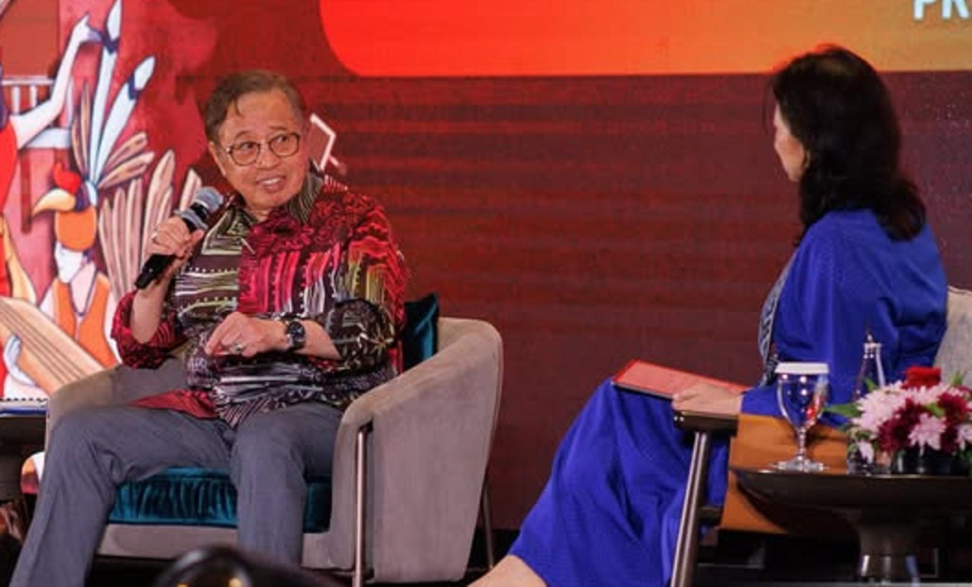 砂总理阿邦佐哈里（左）接受主持人的访问。