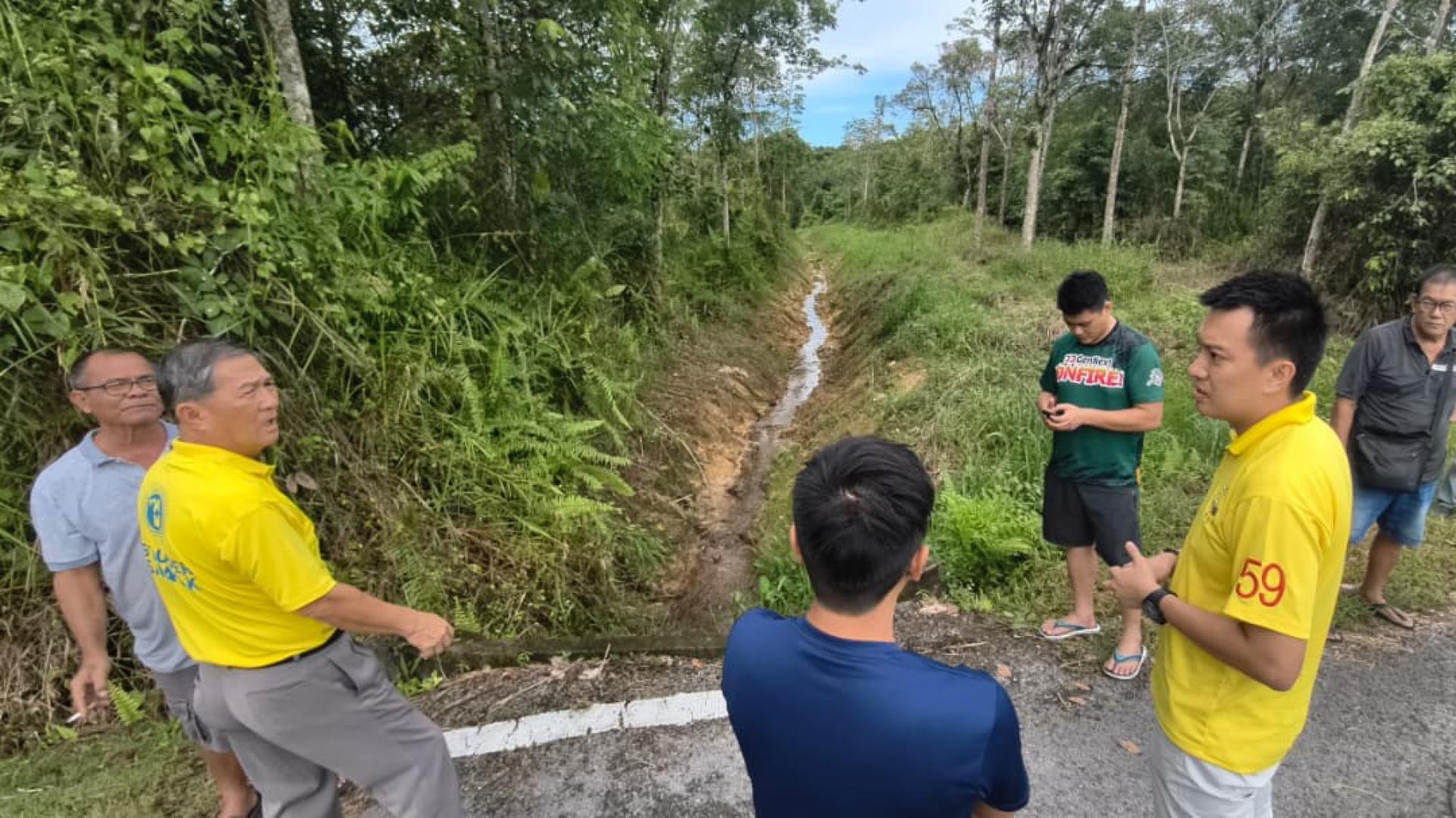 沈桂贤团队人员视察其中一条挖深的泥沟。