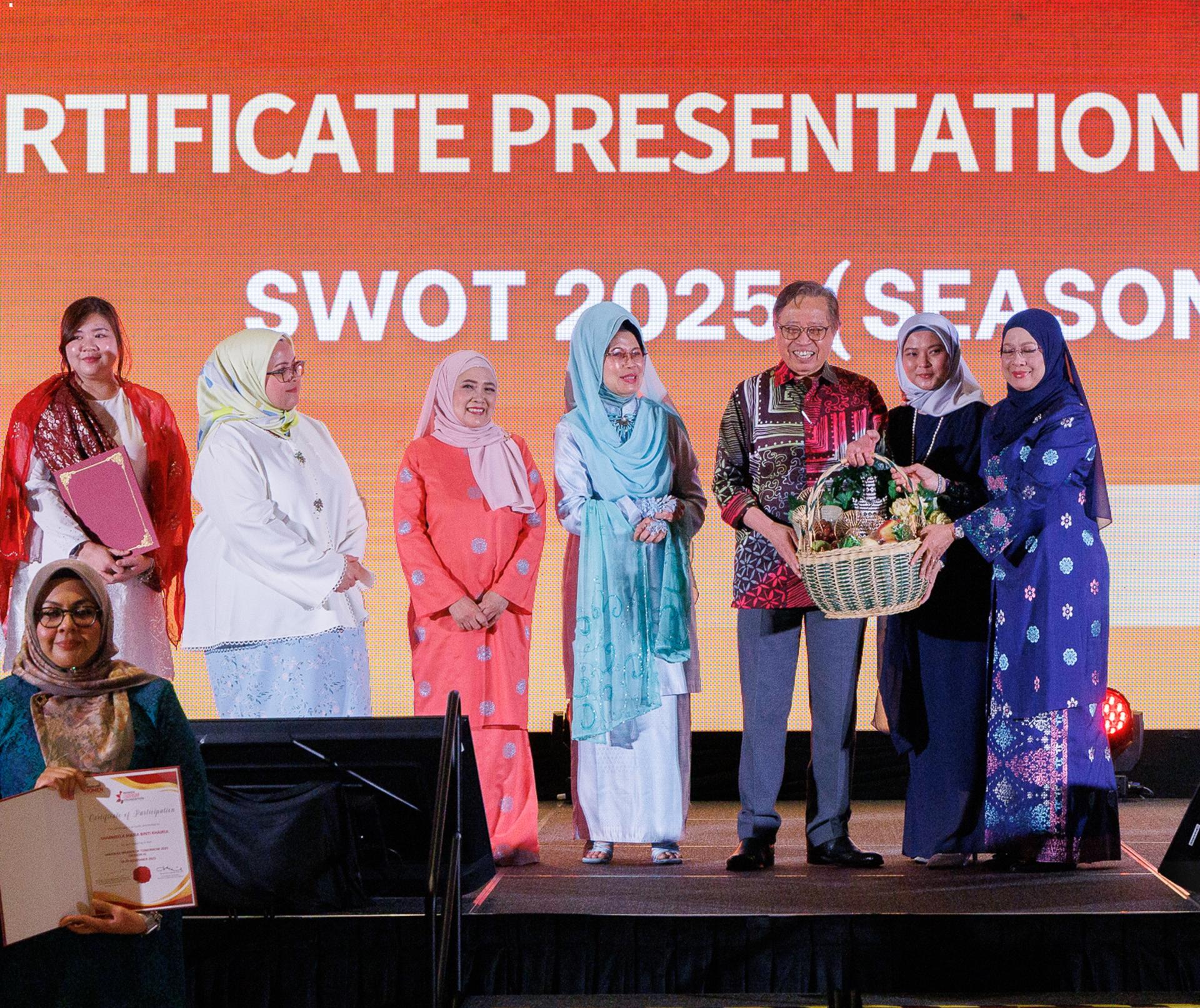 晚宴代表赠送水果礼篮给砂总理阿邦佐哈里（右3）。