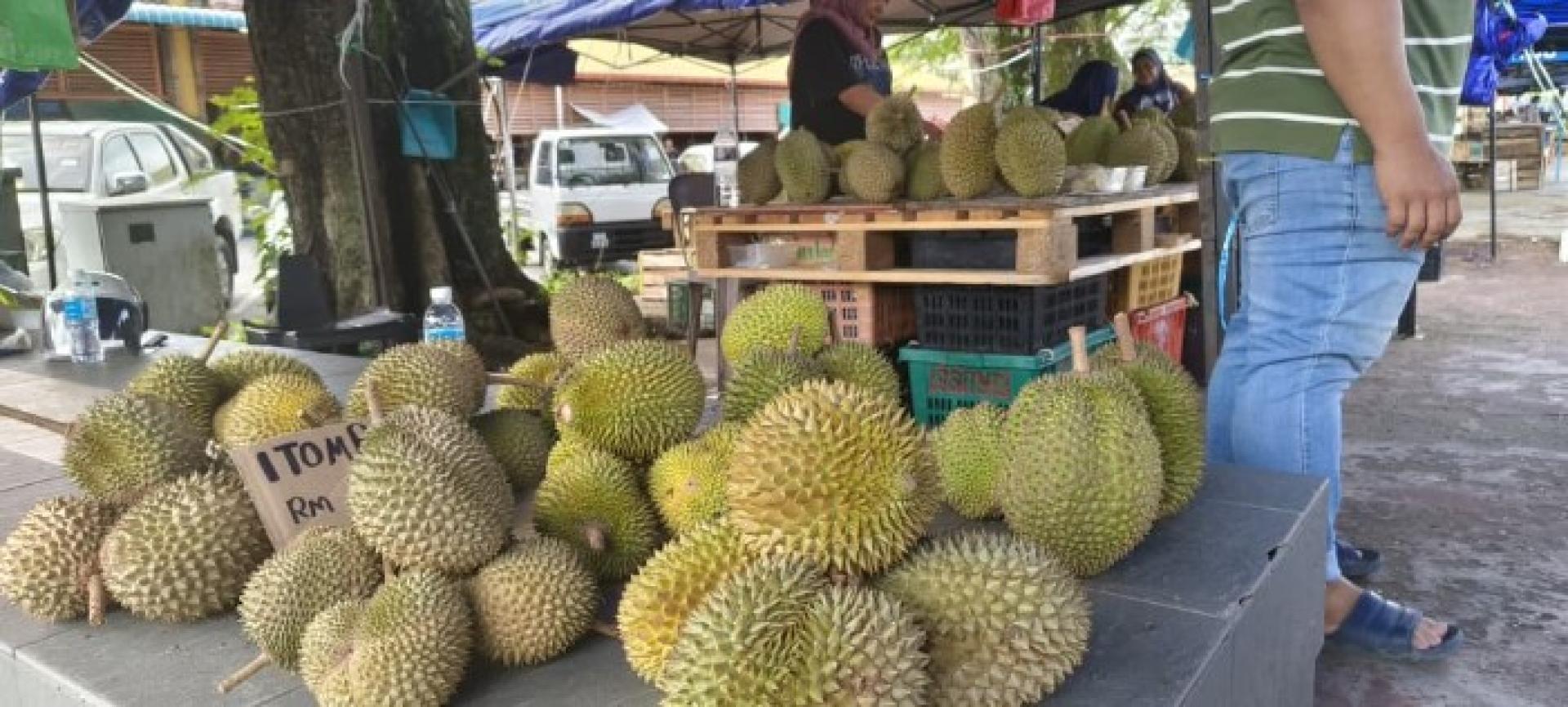 泗里街河畔小贩出售的榴莲堆。