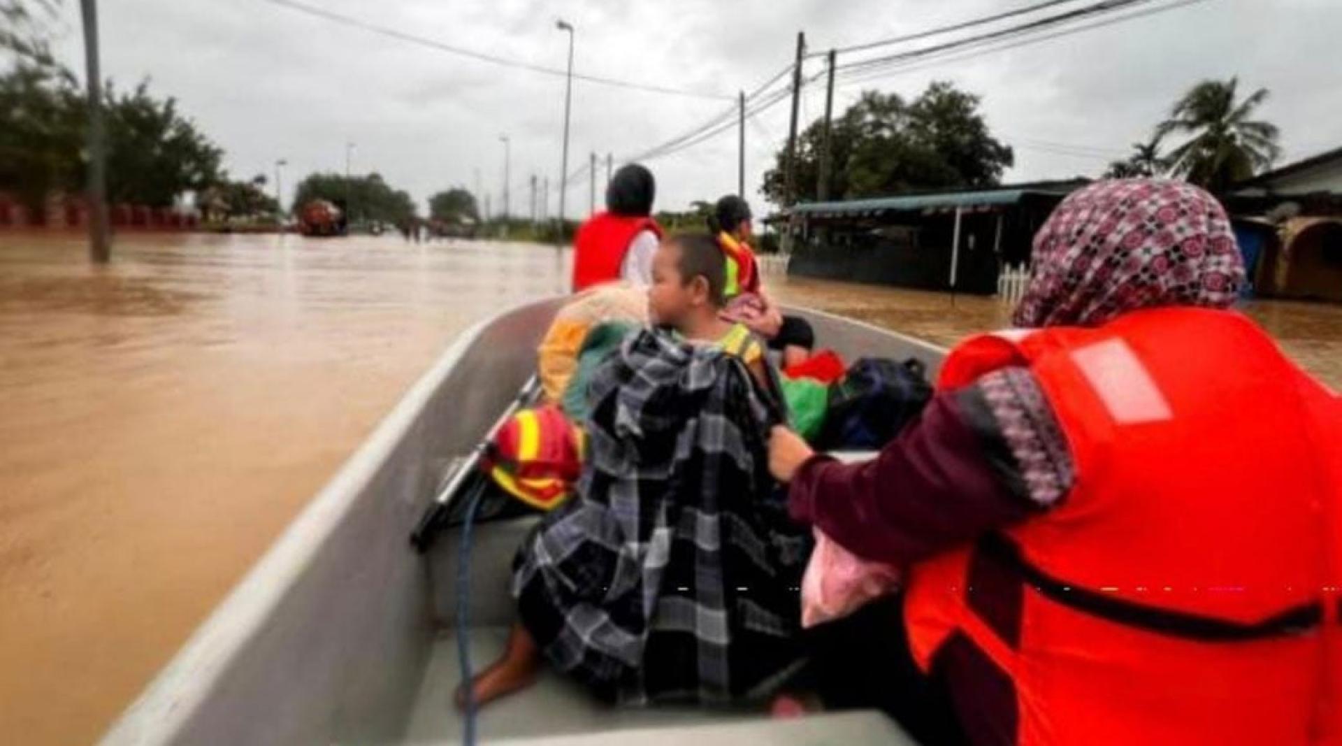 古邦巴素县灾情严重，救援队员用船只把灾民撤离到疏散中心。