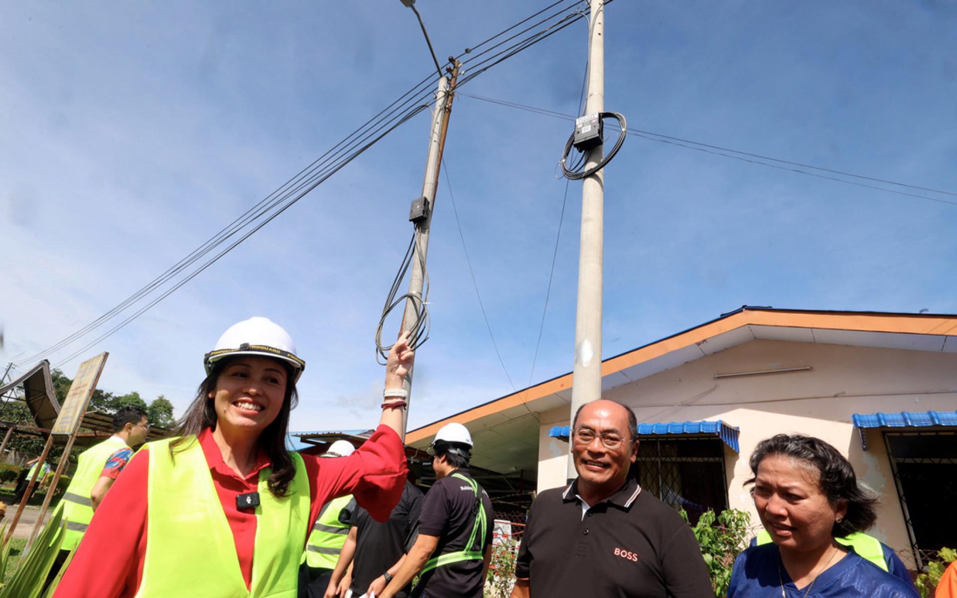 张念群巡视丹南育新华小的光纤网络接入点安装地点。