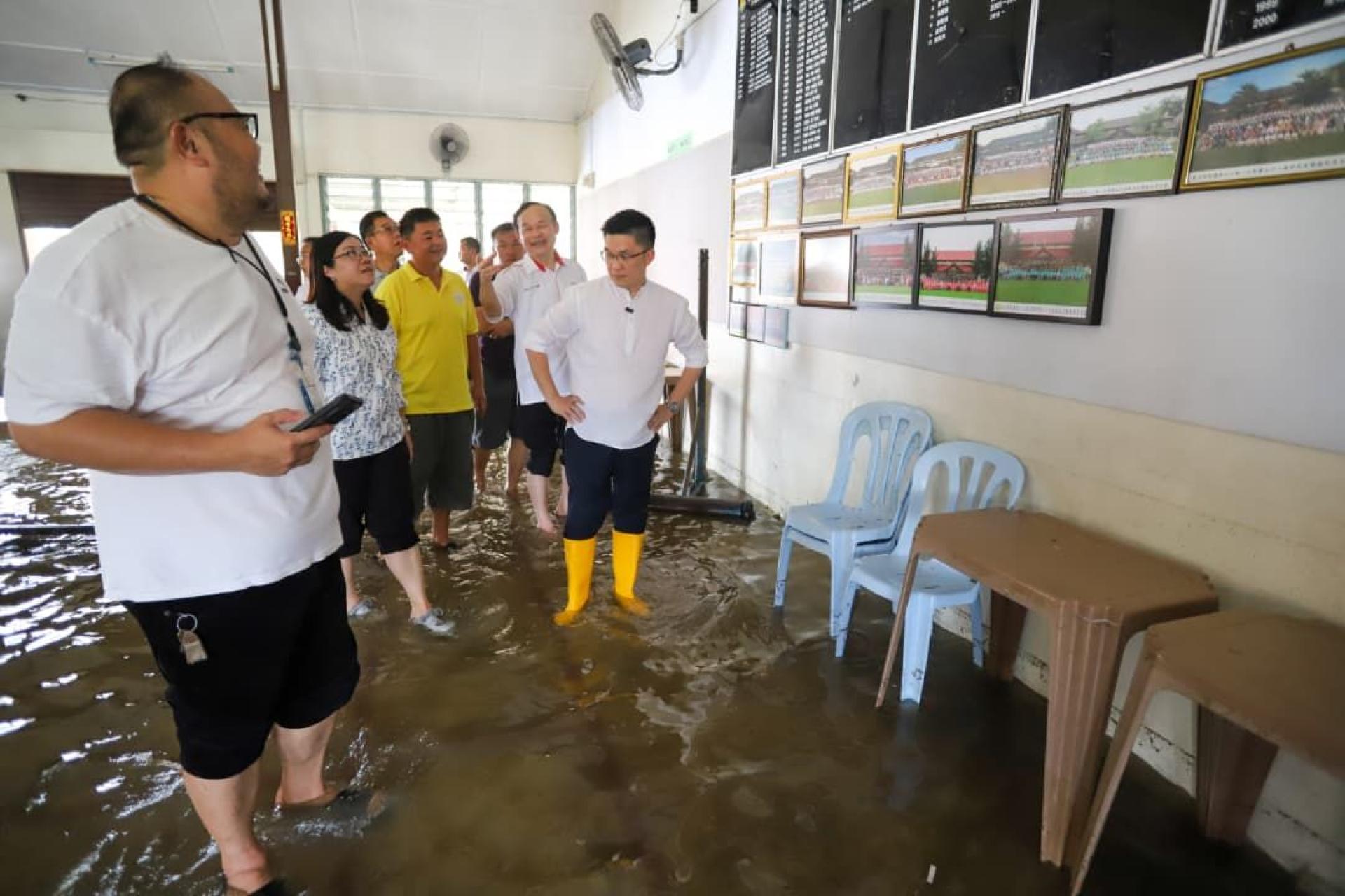黄家和巡视曼绒县水灾灾情。