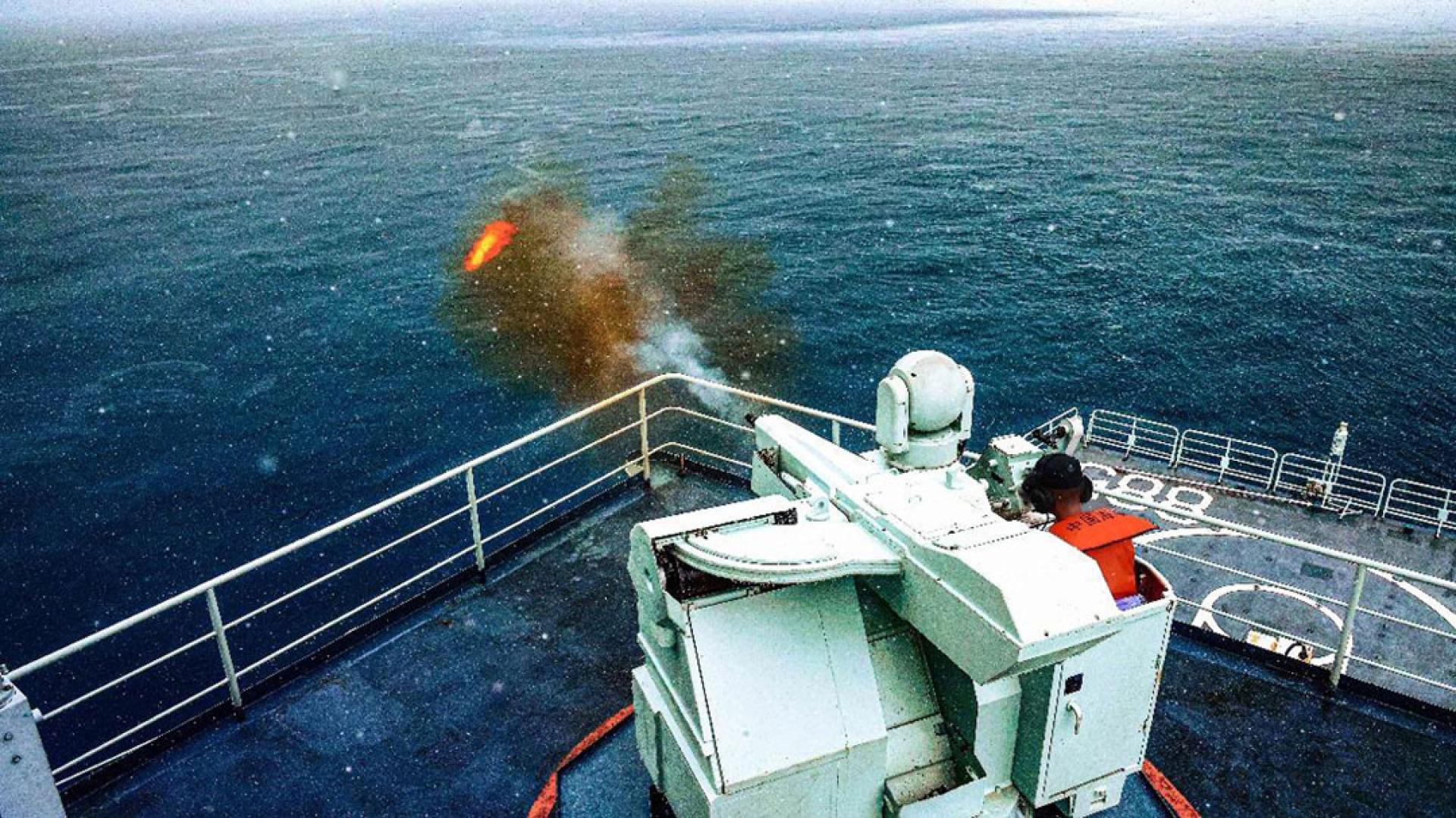 解放军在黄海南部部分海域进行射击试验。