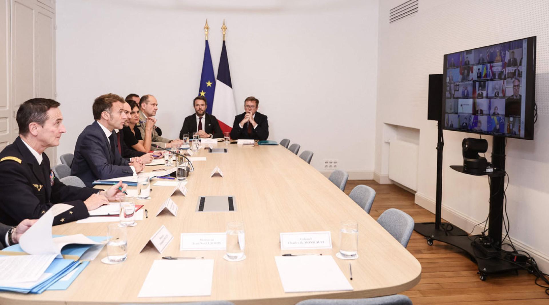 马克宏（左二）在“志愿联盟”视频会议上发表讲话。