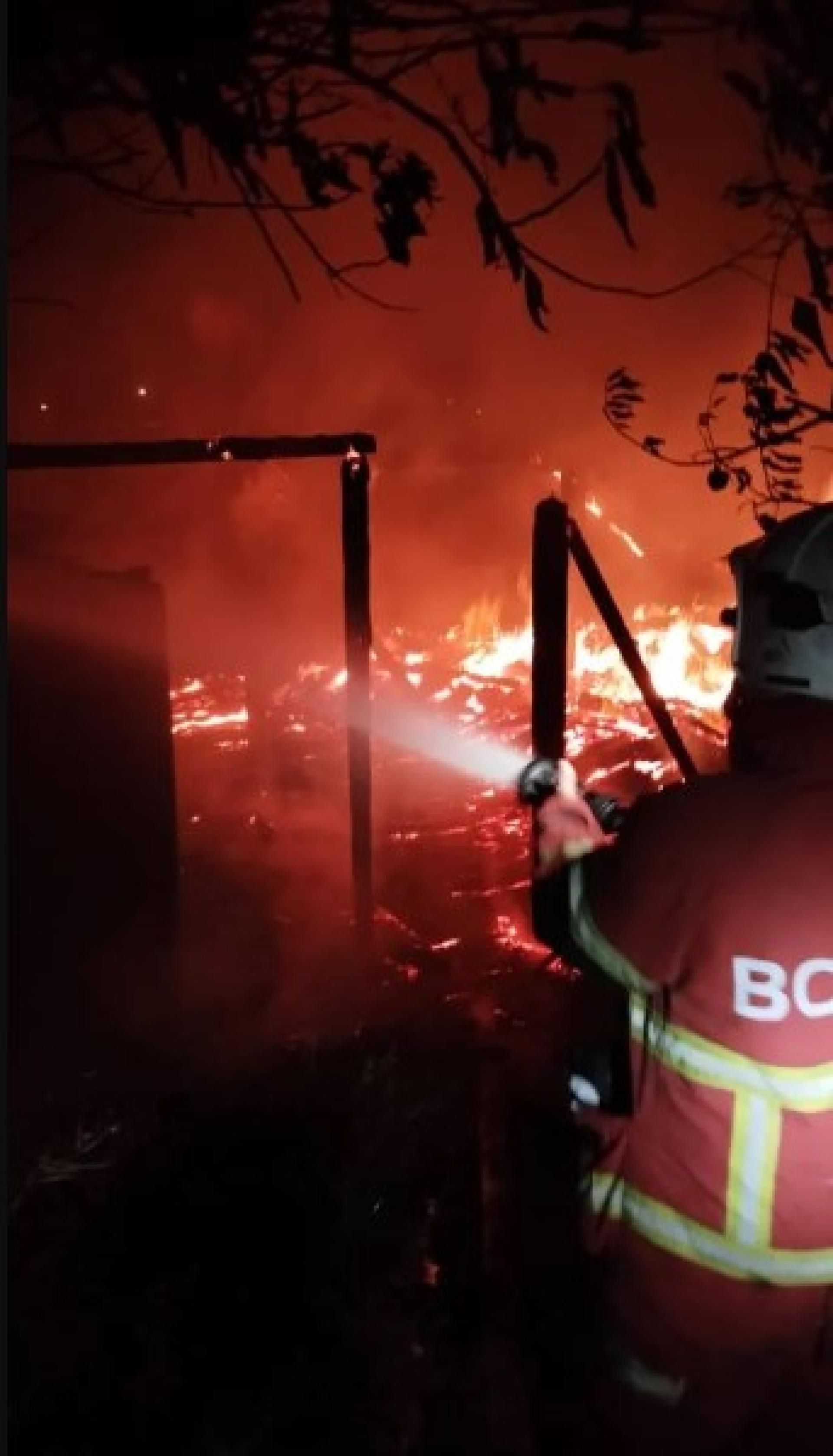 消防员奋力扑灭火势。