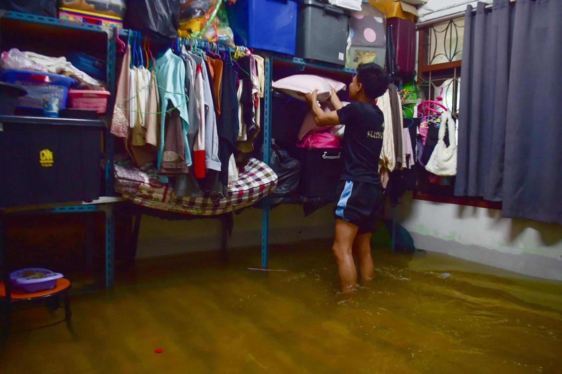 在陶公府，居民将家中物品往高处移。