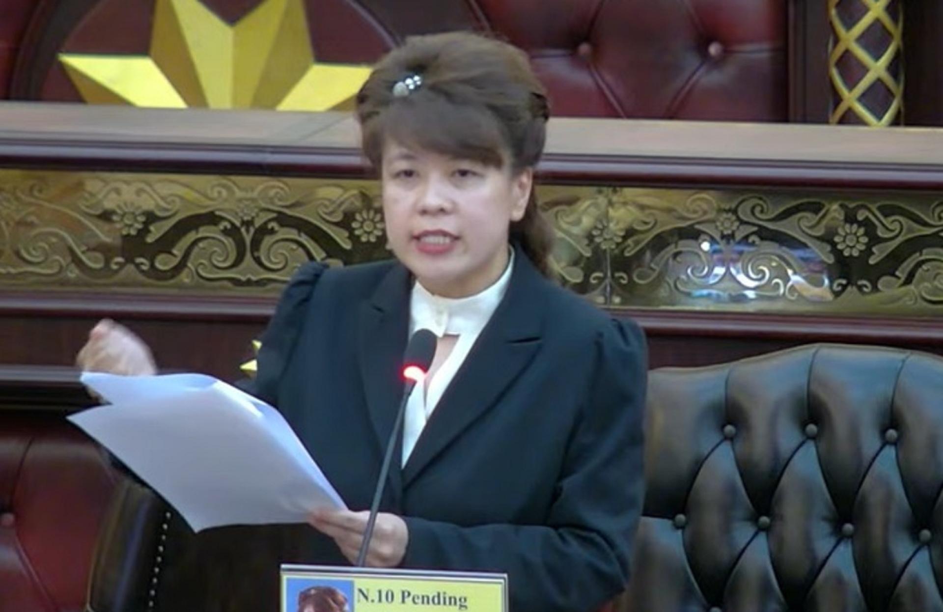 杨薇讳在议会中参与辩论。