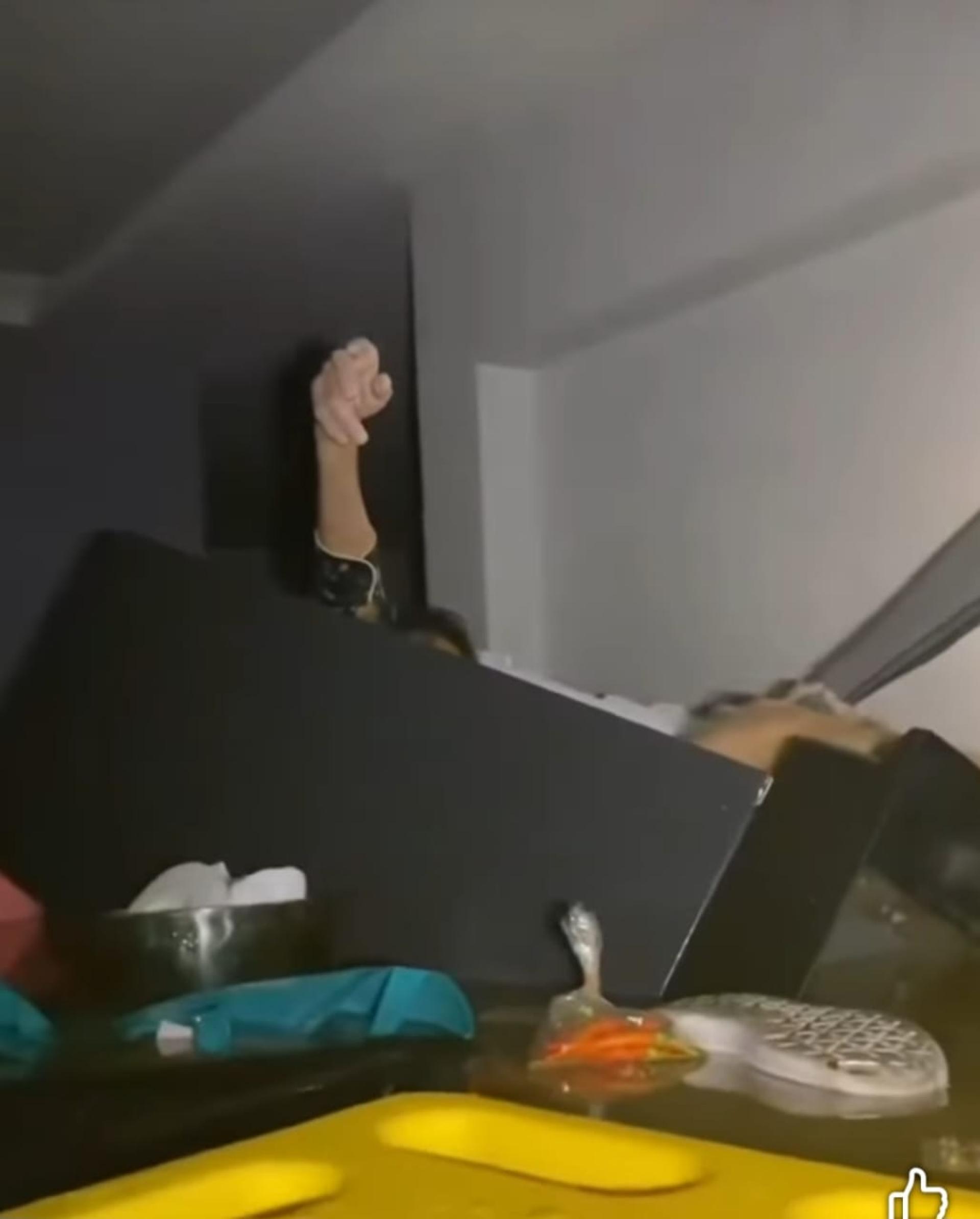 当救援人员发现妇女时，其紧握着装有母亲遗体的冰箱。