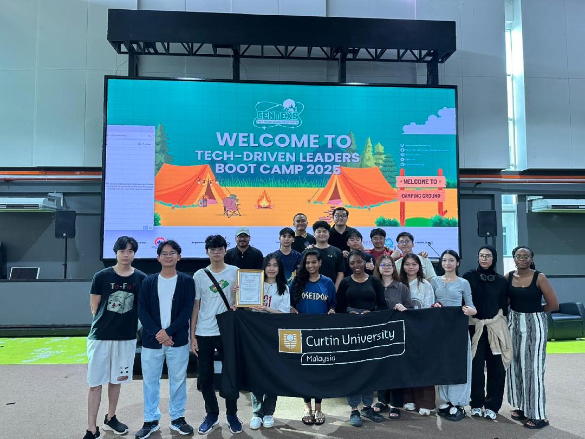 科廷马来西亚学生完成“科技驱动型领导者训练营2025”后合影留念，庆祝他们的学习成果。