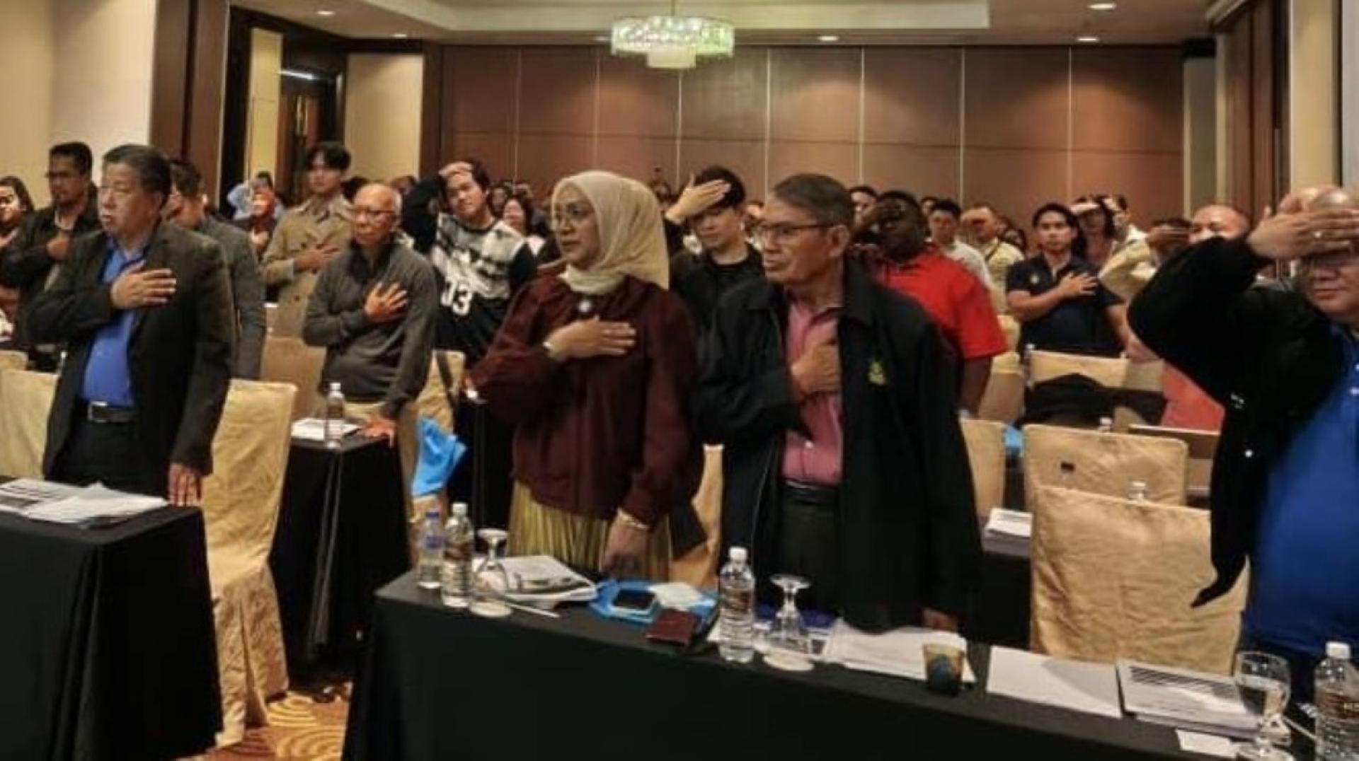 砂医总会长江宗兴（左）日前在柔佛新山参与砂拉越第二家园签证课程。