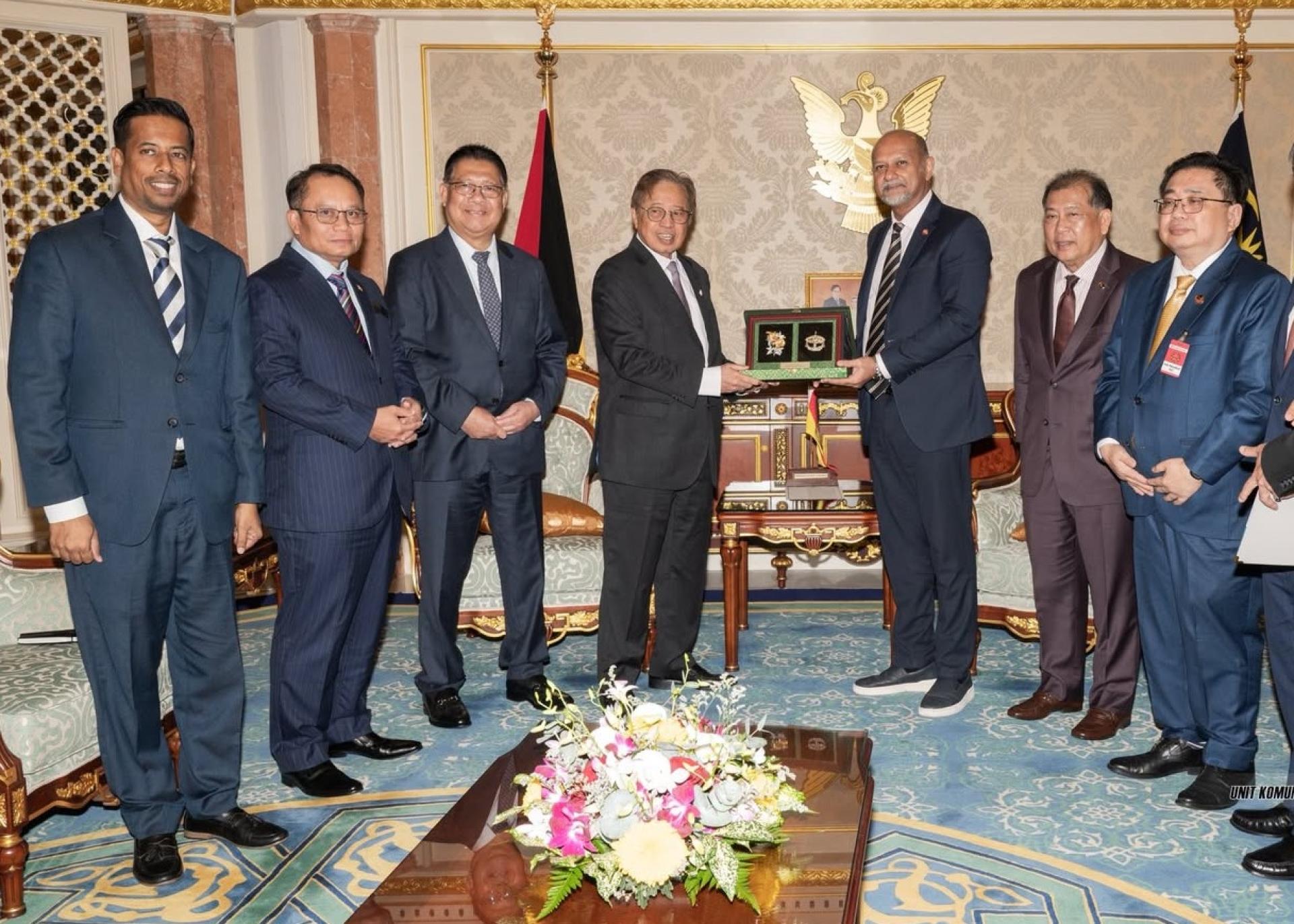 数字部部长哥宾星（右3）礼貌拜会砂总理阿邦佐哈里后，双方互赠纪念品。