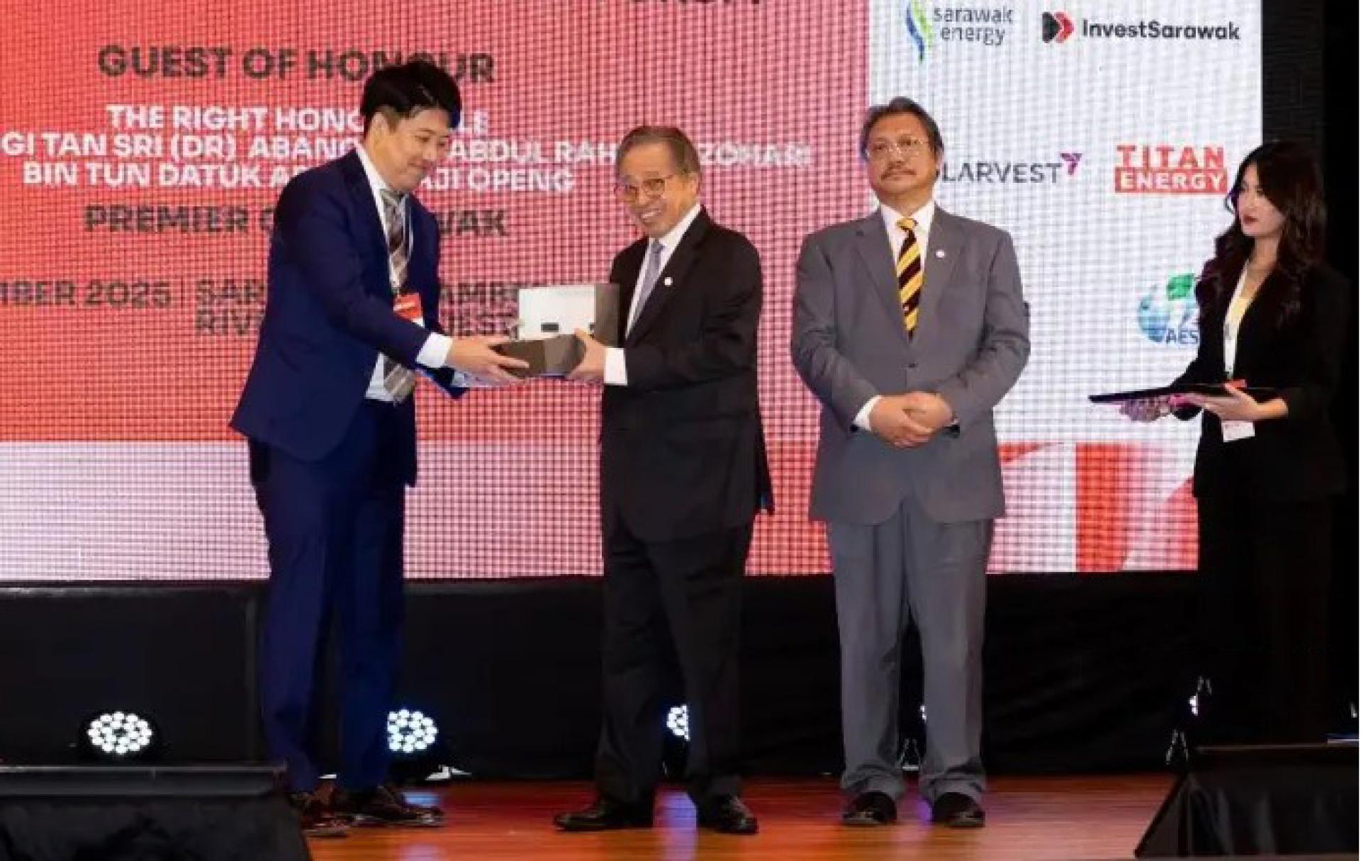 2025年11月26日，砂拉越总理阿邦佐哈里与坂野刚出席“2025年山田国际可再生能源论坛”。