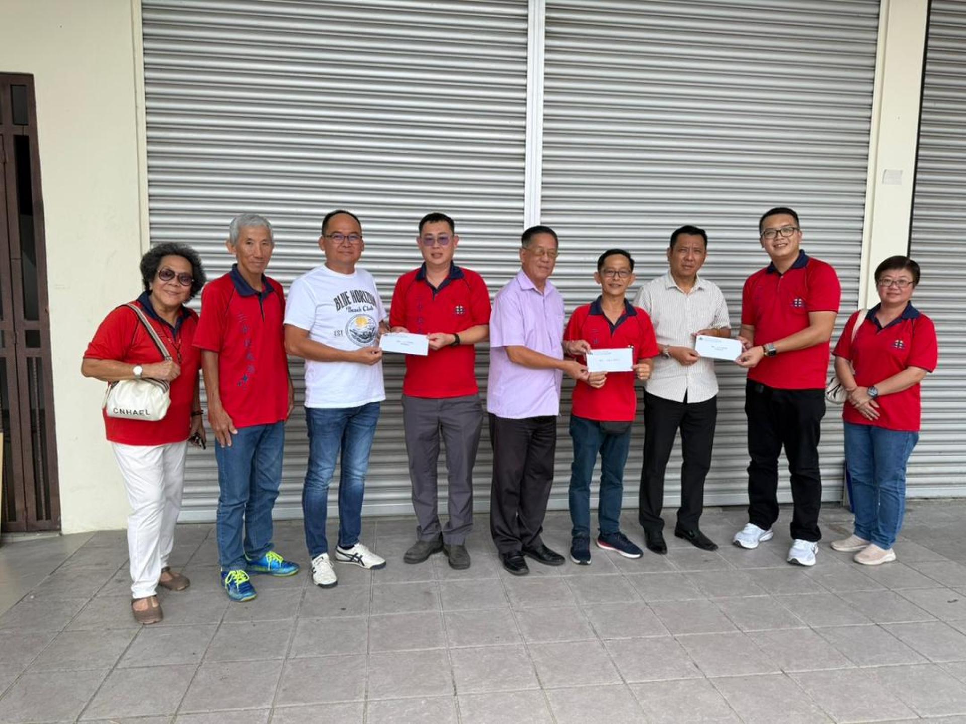 ：筹委会主席赖家胜（右2）在筹委们的陪同下移交邀请涵于永久名誉顾问拿 督蔡传伟（右3），会长李闯何（左4）移交信于永久名誉顾问拿督龚财兴（左 3），副会长黄燕辉（右4）移交信于古晋省华人最高社区领袖天猛公拿督陈如飞 （中）。