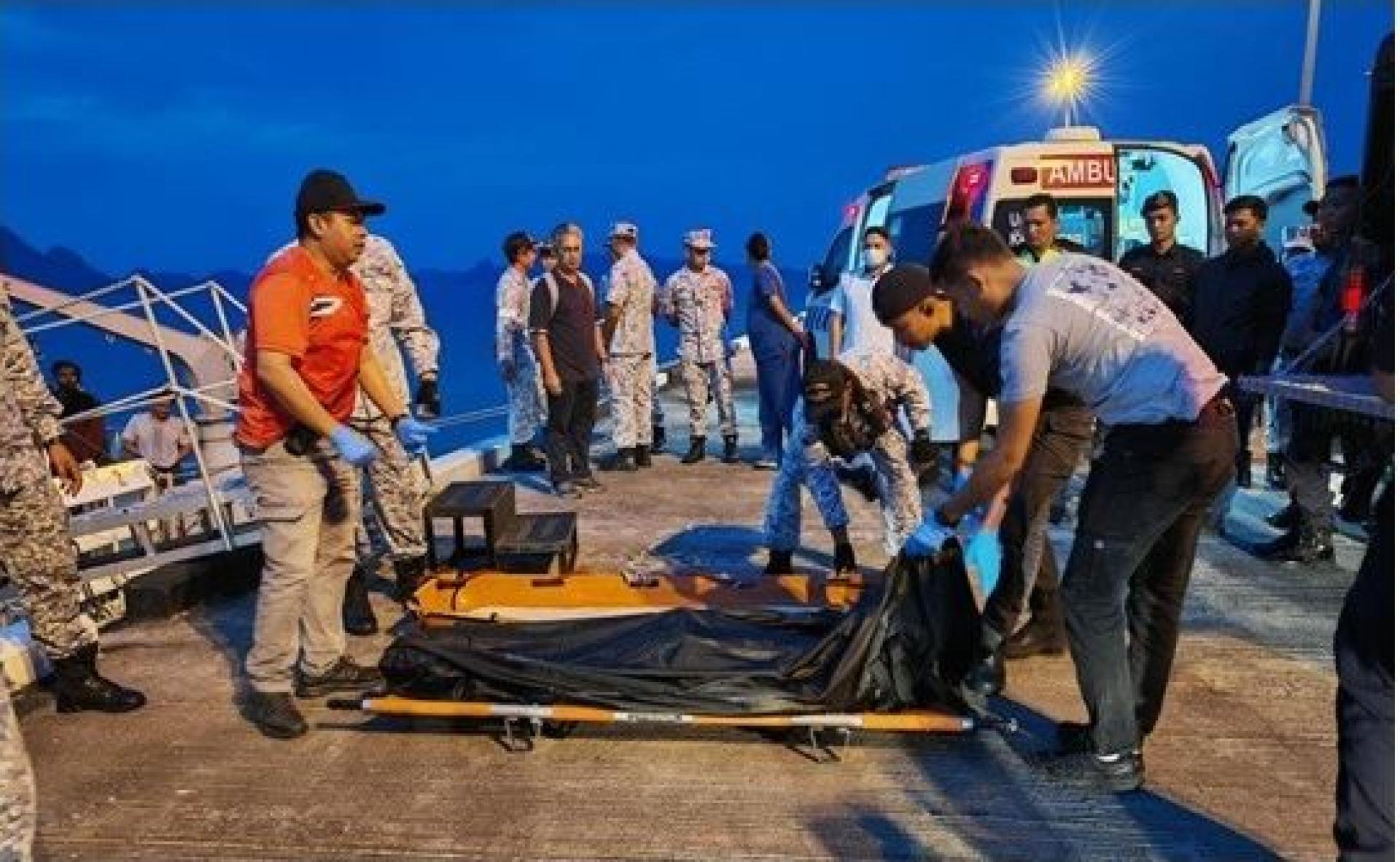 罹难者被送上岸。