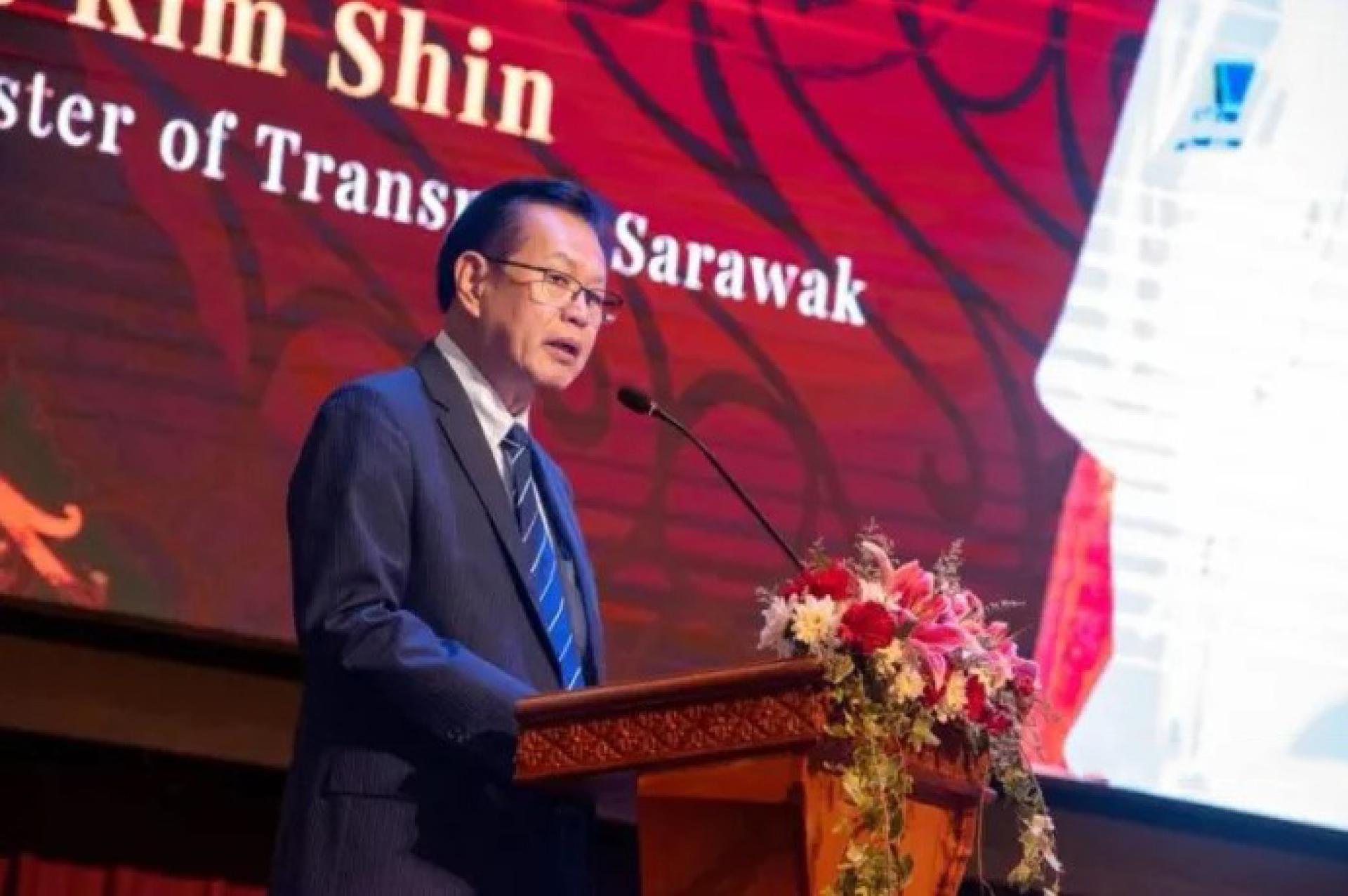 2025年11月26日，砂交通部长拿督斯里李景胜在“2025年印尼之夜”上代表阿邦佐哈里发表演说。