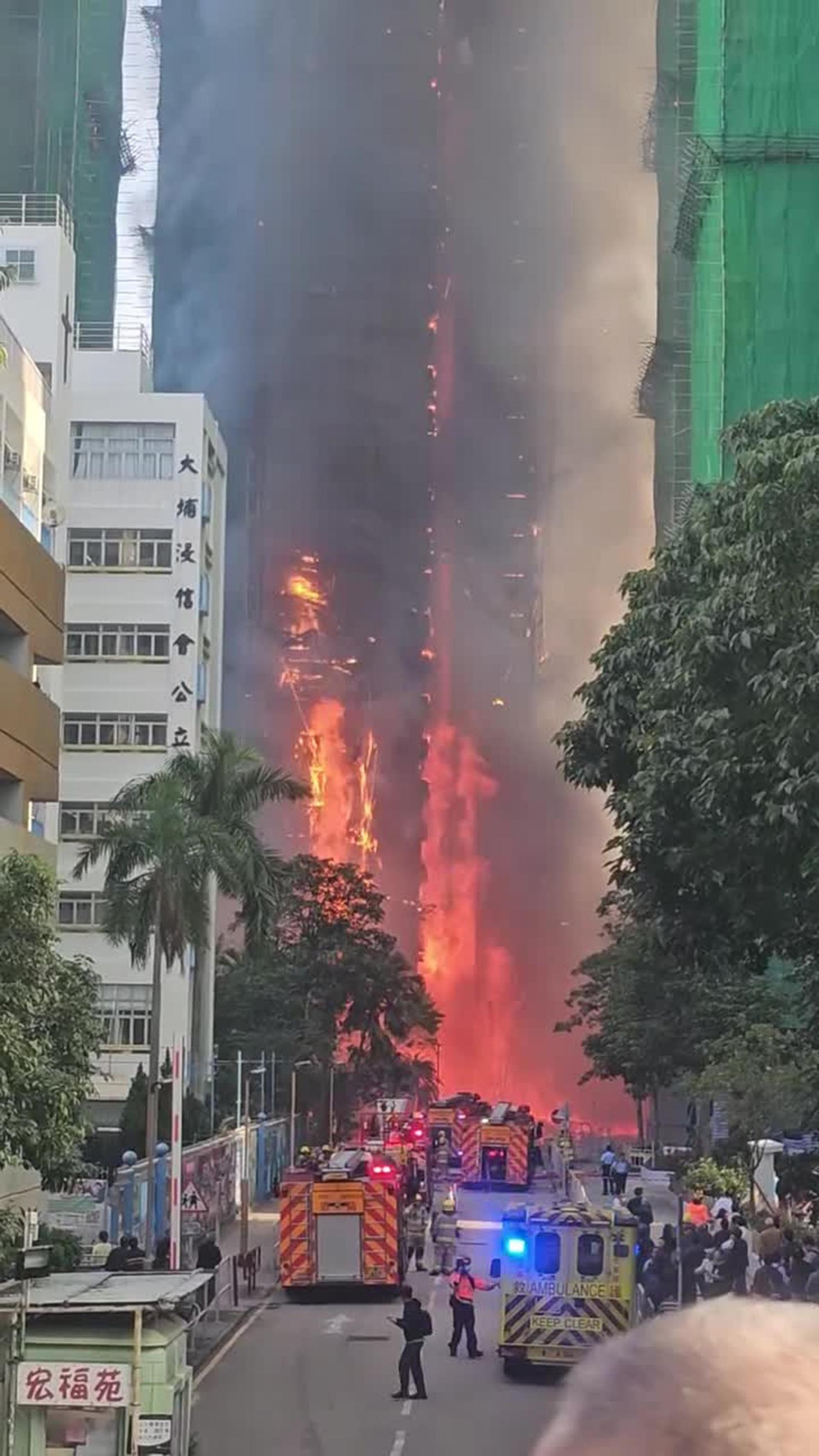 现场的火势猛烈。