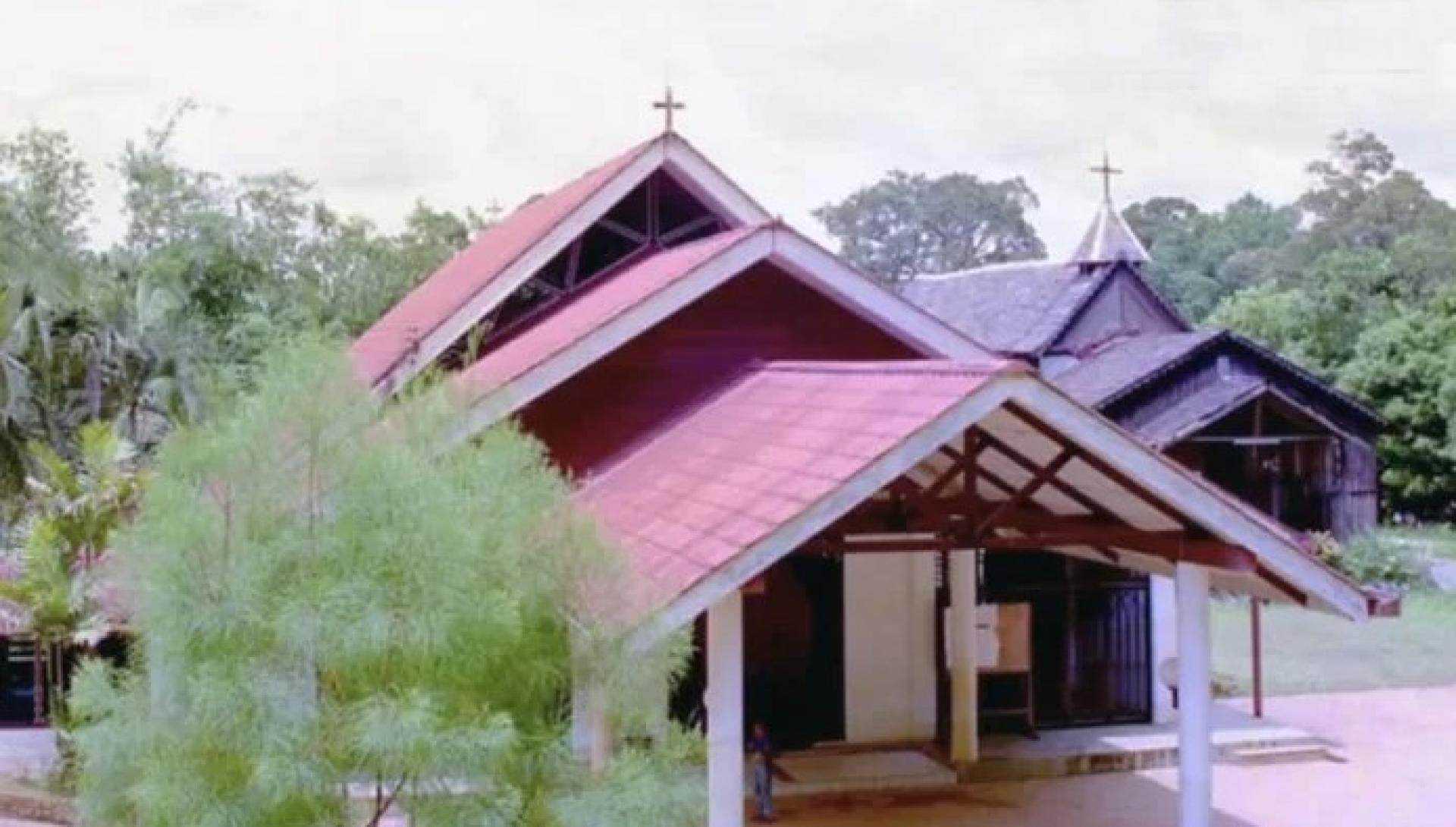 右侧为1865年12月7日祝圣启用的旧圣詹姆斯教堂建筑，左侧为新的教堂建筑。