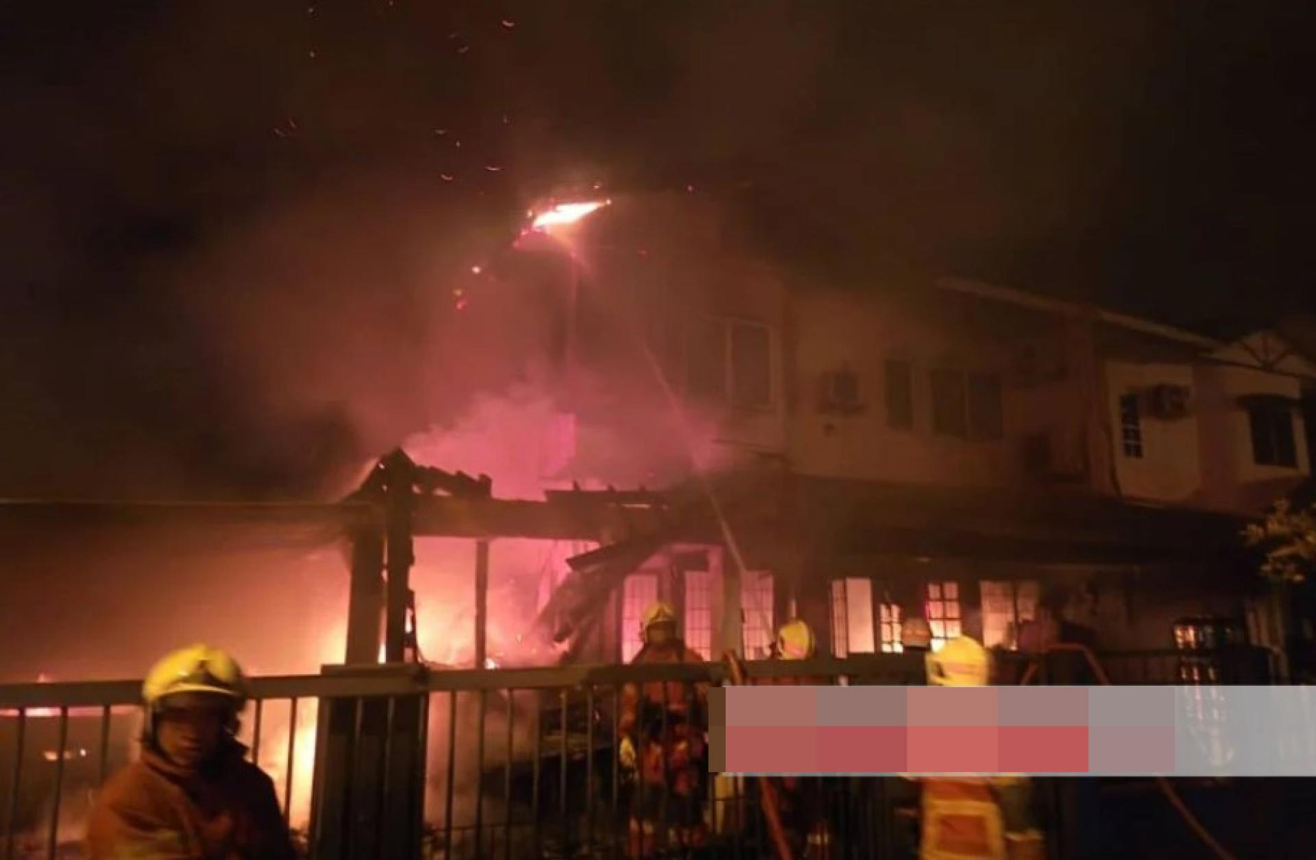 消防员扑灭沙特里亚再也午夜火灾。