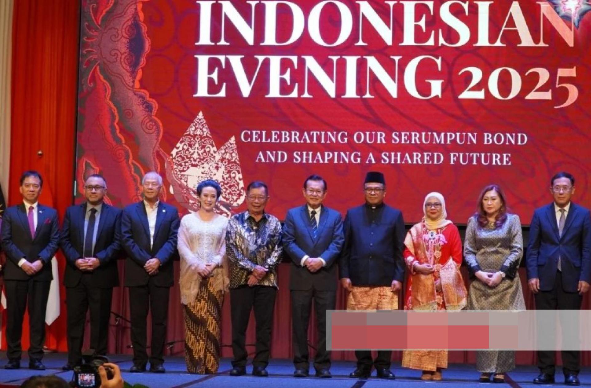 李景胜（左7）与阿都拉（右5）与嘉宾合影，包括副州秘书许赞麒（左2）、汶莱驻砂拉越总领事谢赫阿卜杜尔马哈达尼（左3）、旅游、创意产业及表演艺术副部长拿督陈超耀（左4）、砂拉越信息系统（SAINS）主席拿督巴丁宜丹斯里陈康南（左6）、州总理署副部长（UKAS）拿督阿都拉赛多（右）、中国驻砂拉越总领事邢伟平（右2）、马来西亚外交部砂拉越区域办事处处长拿督费妮努利（右3）。