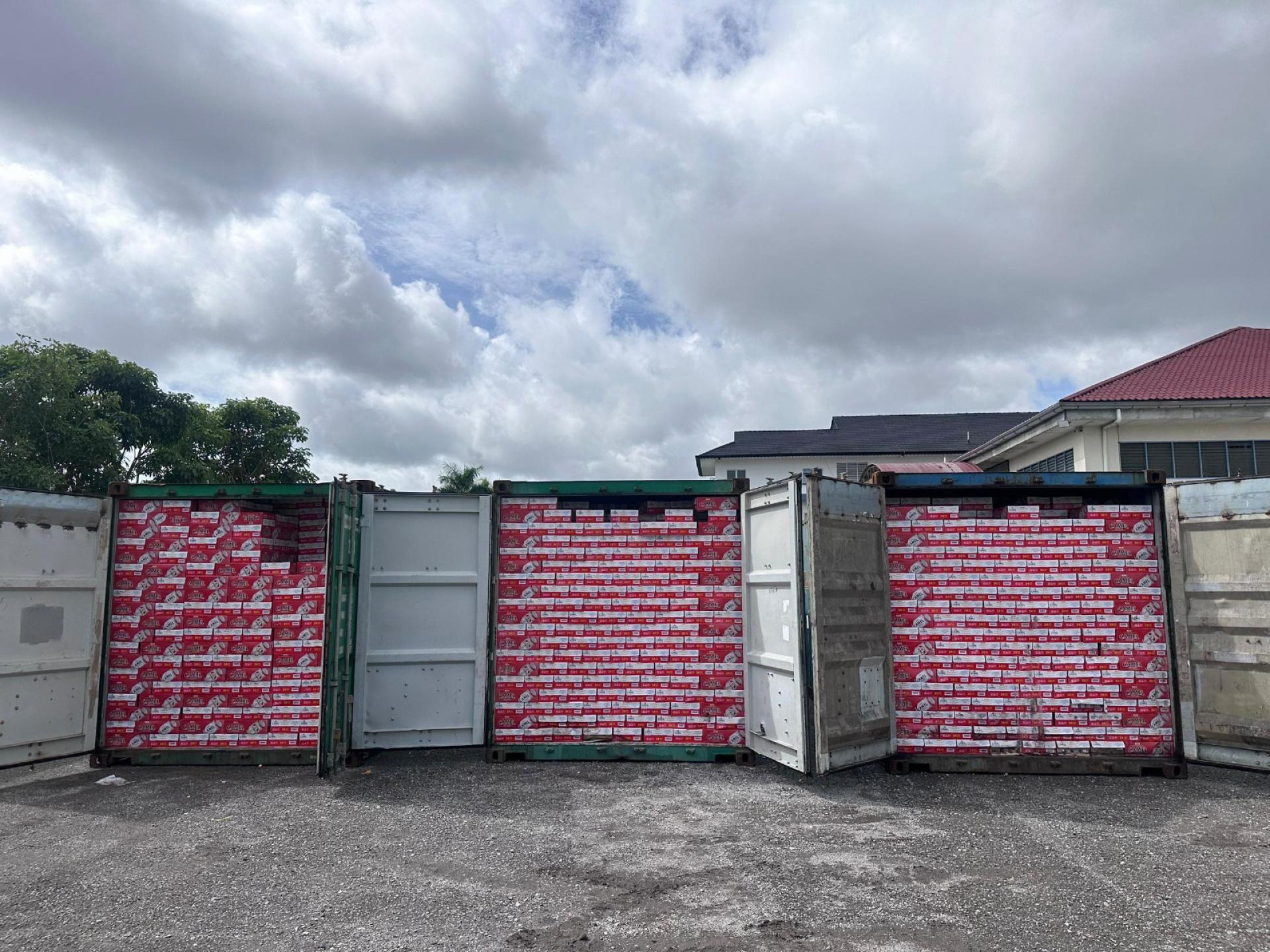 关税局起获逾10万4544公升疑为进口违禁烈酒，并扣查6个20尺集装箱。