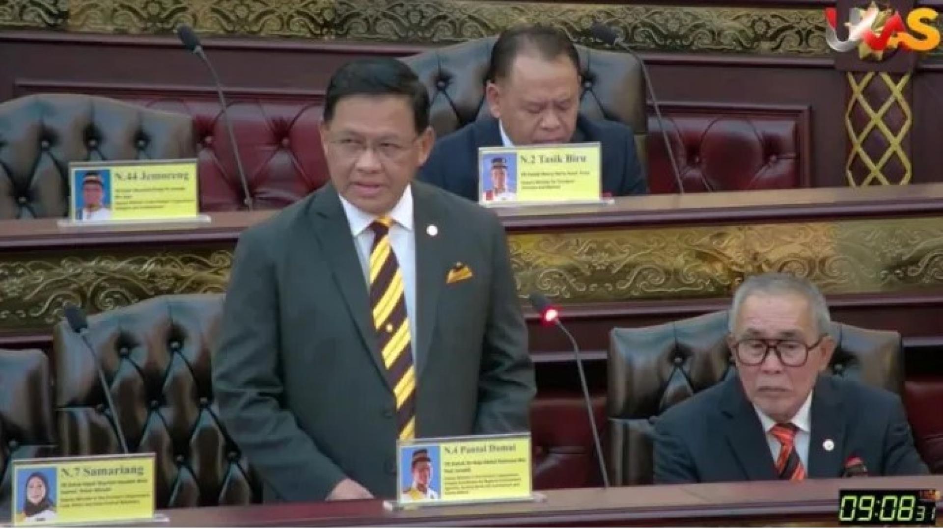 阿都拉曼博士在今日砂议会答问环节发言。右侧就座者为RADDA指导委员会主席兼城市规划、土地管理及环境副部长连达立。